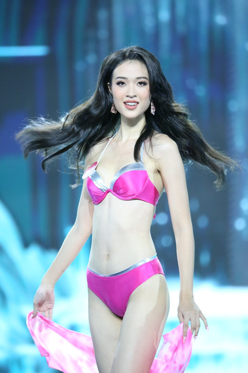 Hồ Thị Yến Nhi là thí sinh cao nhất Hoa hậu Việt Nam 2022. Cô cao 1,79 m cùng số đo ba vòng 76-60-90. Hồ Thị Yến Nhi là thí sinh cao nhất Hoa hậu Việt Nam 2022. Cô cao 1,79 m cùng số đo ba vòng 76-60-90.