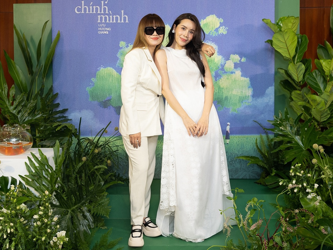 Lưu Hương Giang và chị gái Lưu Thiên Hương tại buổi giới thiệu sản phẩm âm nhạc. Lưu Hương Giang và chị gái Lưu Thiên Hương tại buổi giới thiệu sản phẩm âm nhạc.