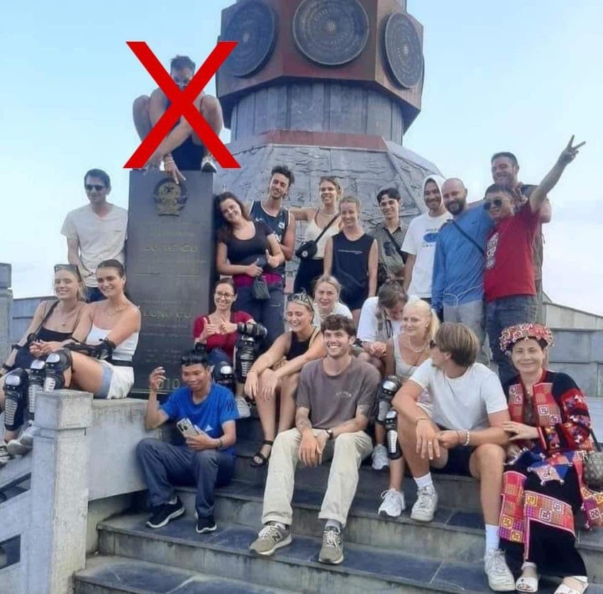 Hình ảnh phản cảm lan truyền trên mạng xã hội. Hình ảnh phản cảm lan truyền trên mạng xã hội.