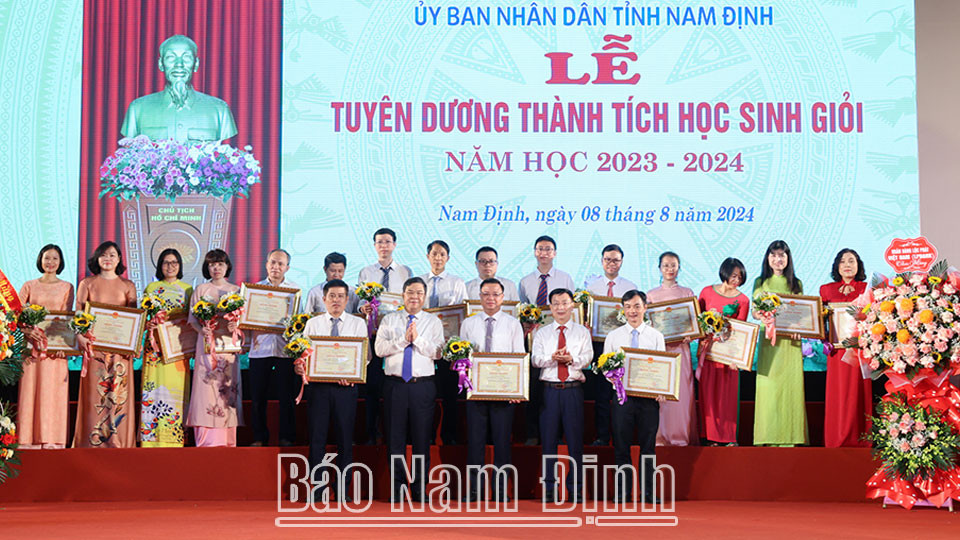 Đồng chí Bí thư Tỉnh ủy Phạm Gia Túc và đồng chí Chủ tịch UBND tỉnh Phạm Đình Nghị tặng Bằng khen cho cán bộ, giáo viên bồi dưỡng học sinh giỏi các môn. Đồng chí Bí thư Tỉnh ủy Phạm Gia Túc và đồng chí Chủ tịch UBND tỉnh Phạm Đình Nghị tặng Bằng khen cho cán bộ, giáo viên bồi dưỡng học sinh giỏi các môn.