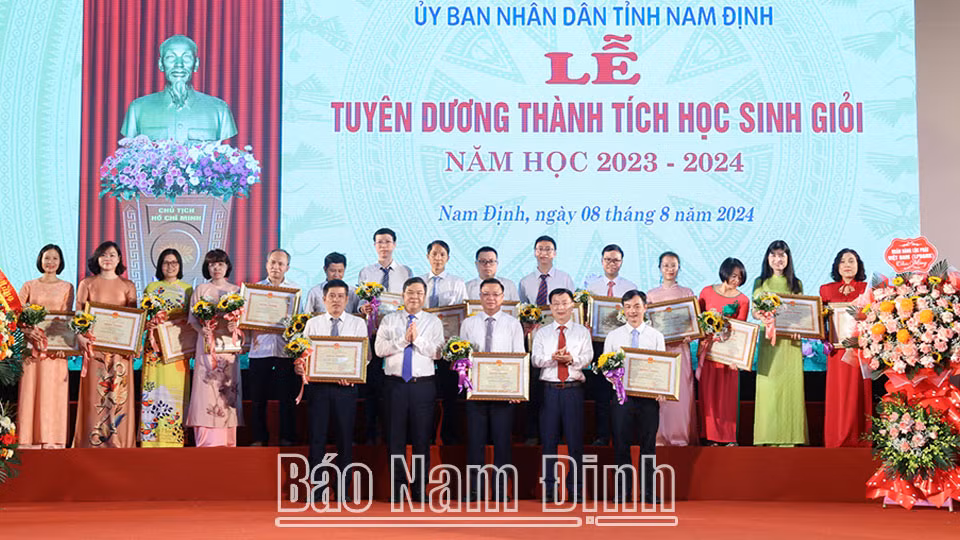 Đồng chí Bí thư Tỉnh ủy Phạm Gia Túc và đồng chí Chủ tịch UBND tỉnh Phạm Đình Nghị tặng Bằng khen cho cán bộ, giáo viên bồi dưỡng học sinh giỏi các môn.