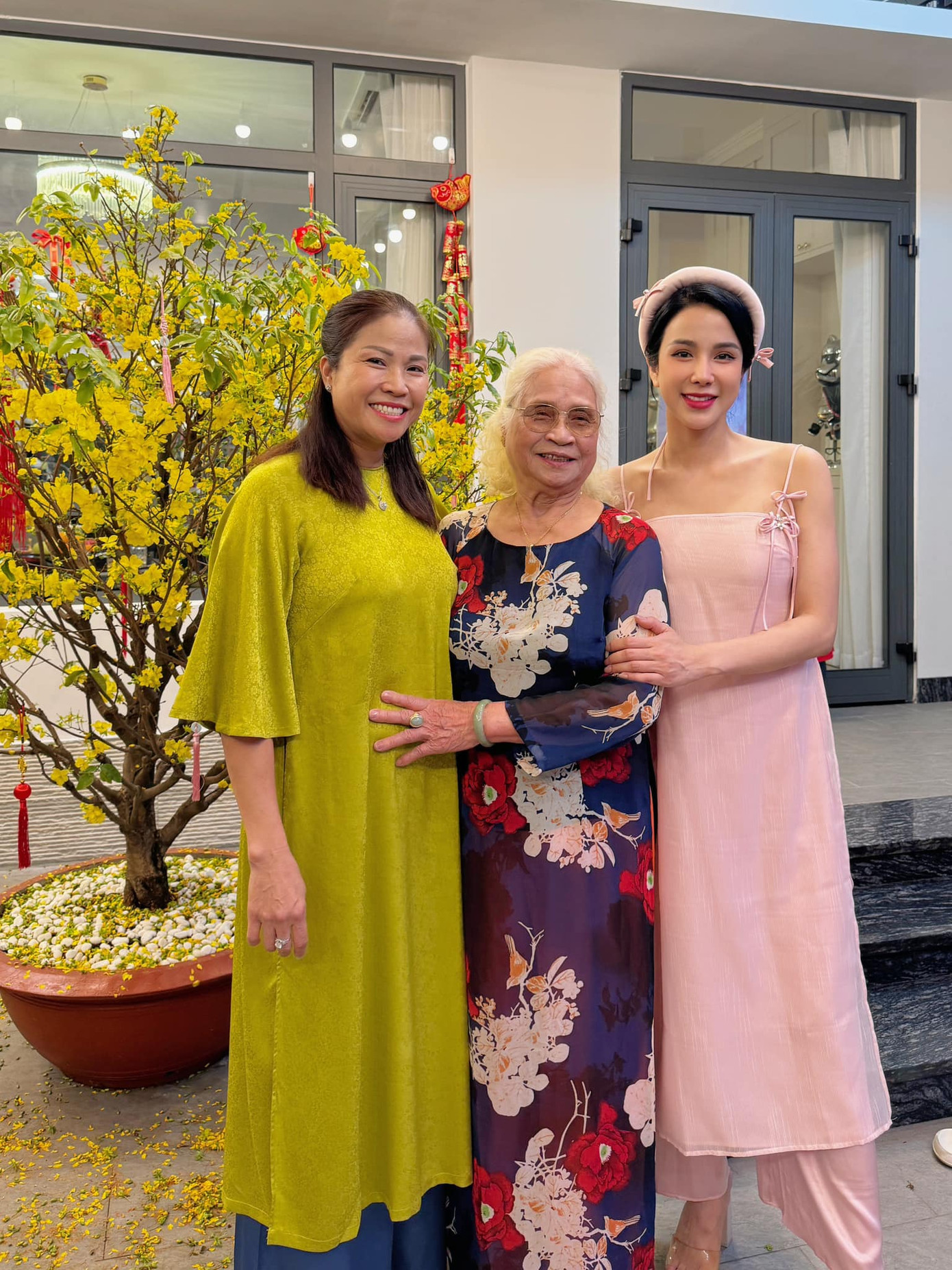 Chị đẹp Diệp Lâm Anh dành những ngày đầu năm bên gia đình. Trong bức ảnh chụp cùng bà và mẹ đăng trên trang cá nhân, cô nền nã với trang phục hai dây mang hơi hướm yếm, đầu đội mấn kiểu phụ nữ Bắc bộ.