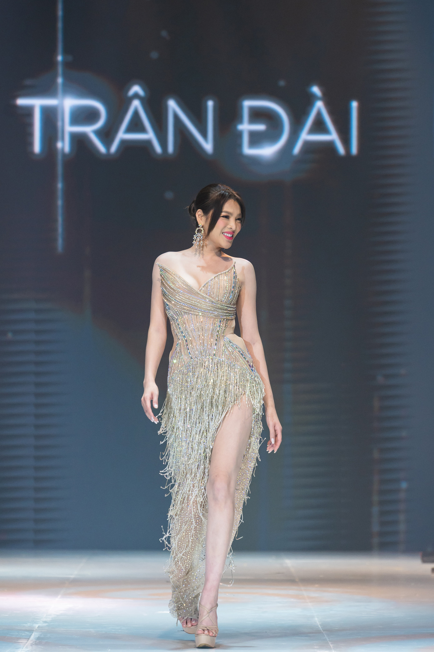 Trân Đài diện thiết kế tua rua đính sequins tạo hiệu ứng trình diễn trên sân khấu. Top 6 Miss International Queen 2022 trình diễn thu hút.