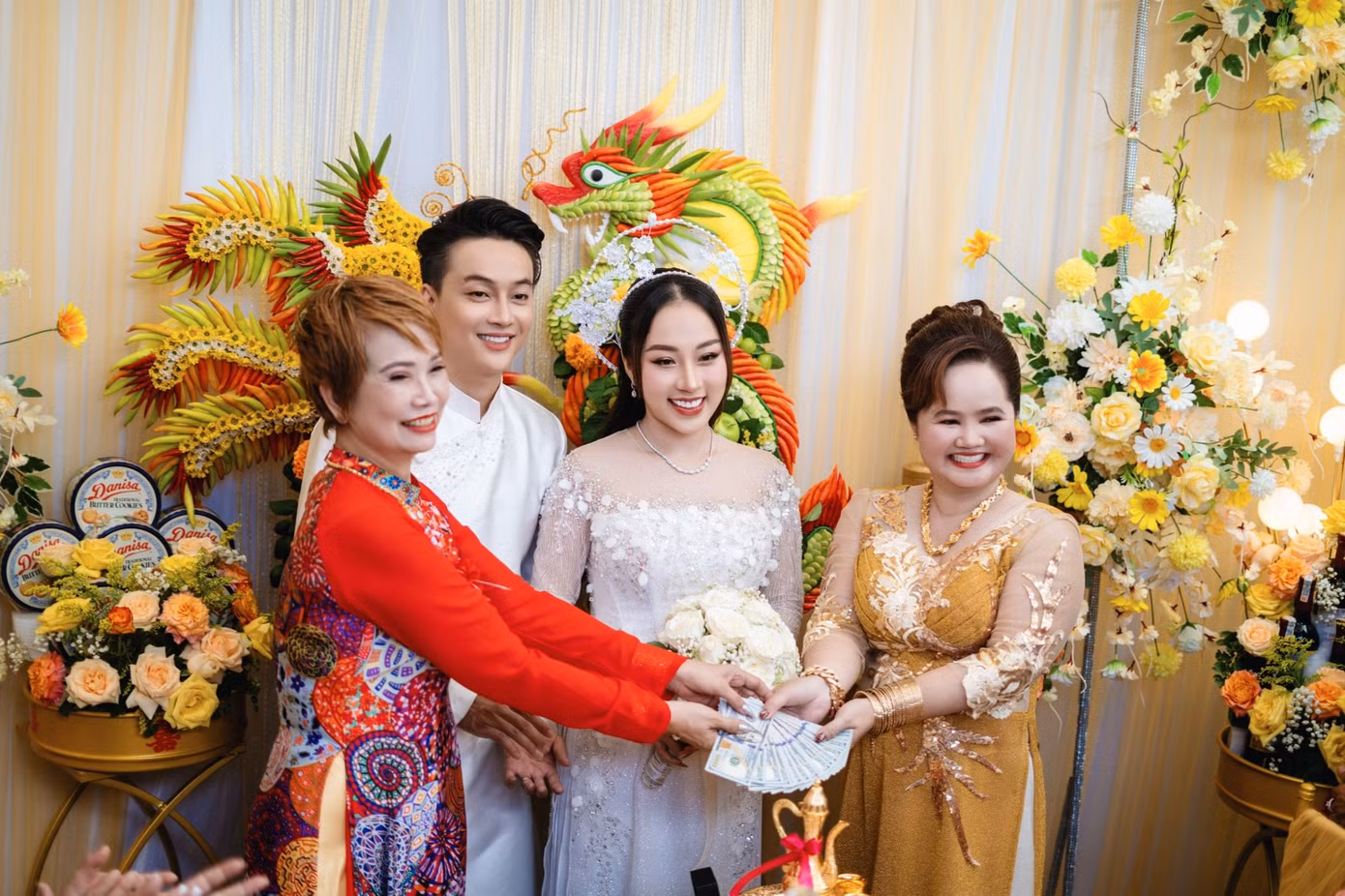 Khoảnh khắc sui gia chụp ảnh lưu niệm khi tặng quà cưới cho vợ chồng TiTi - Tuyết Nhung. Khoảnh khắc sui gia chụp ảnh lưu niệm khi tặng quà cưới cho vợ chồng TiTi - Tuyết Nhung.