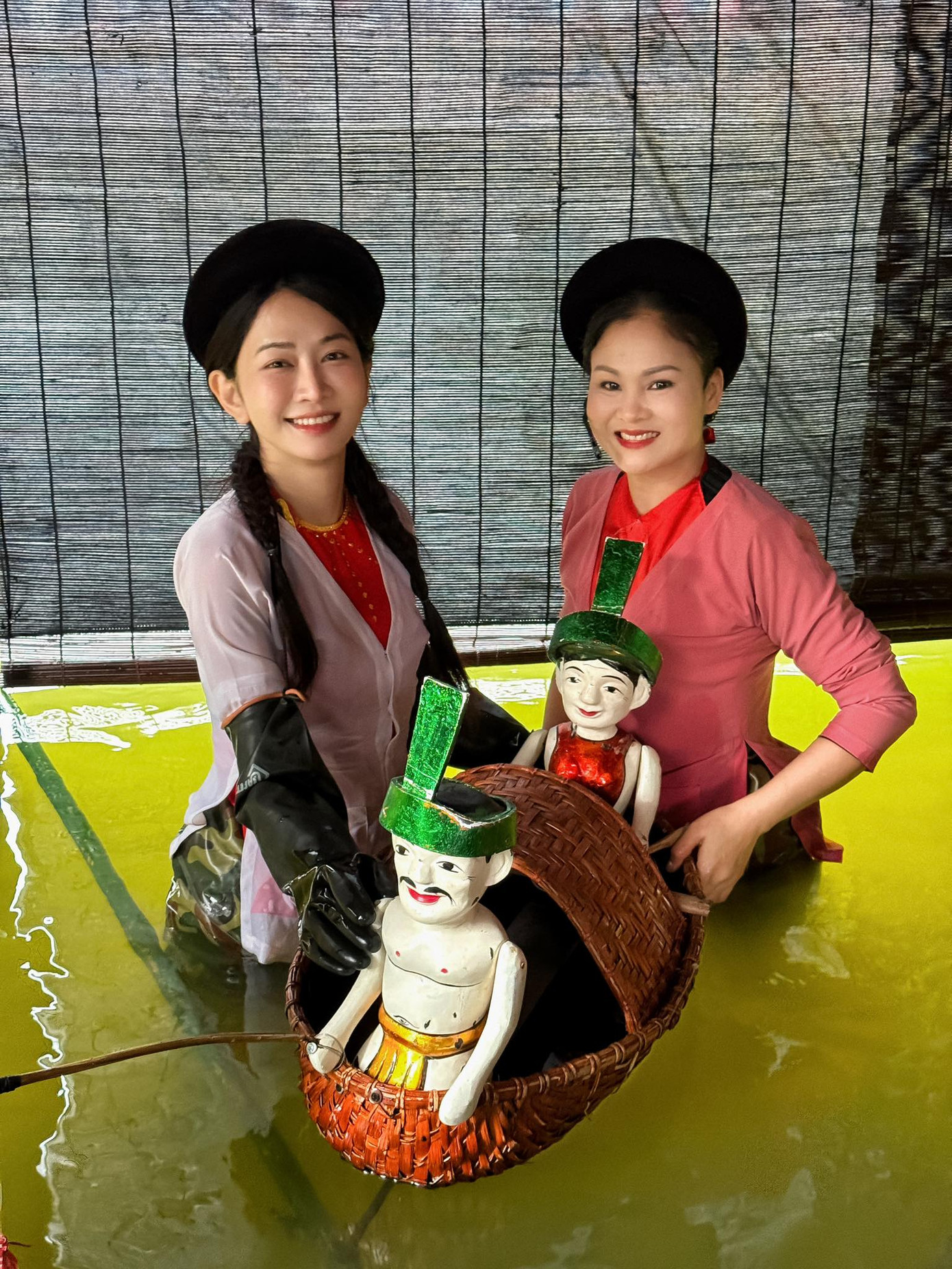 Lê Bống đồng thời tưởng nhớ các vị Vua Hùng, kêu gọi người trẻ bảo tồn và tiếp nối giá trị truyền thống. "Giỗ Tổ Hùng Vương, trở về cội nguồn không chỉ để nhớ, mà còn để giữ. Tôi tin rằng nếu chúng ta còn nhớ, kể lại và giữ lấy… những giá trị văn hóa sẽ trường tồn trong trái tim người Việt", cô viết.