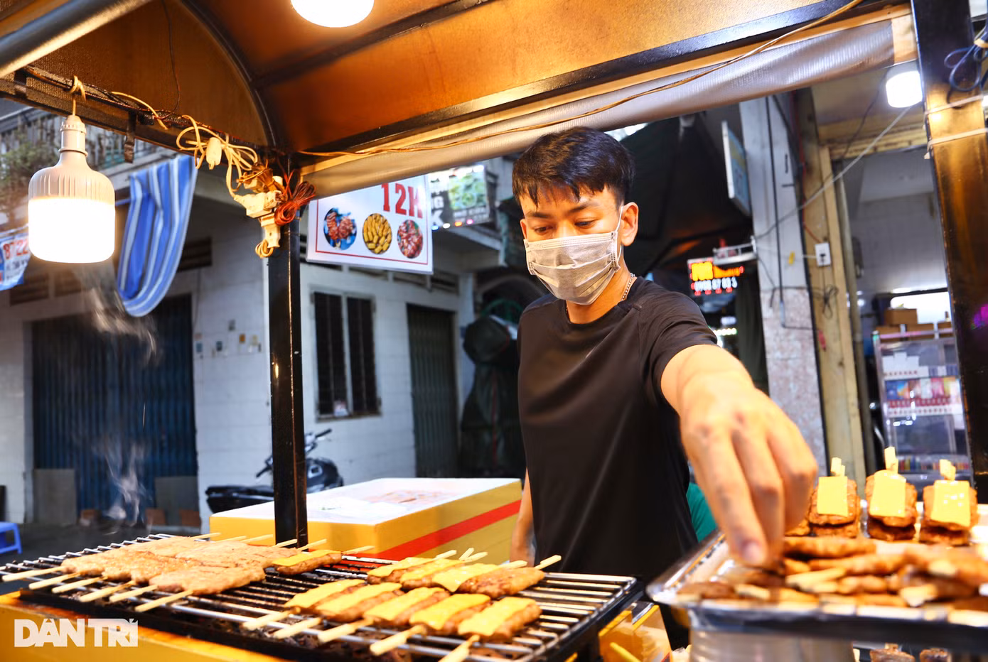 Khung cảnh đìu hiu các phố ẩm thực vào ngày 2/4. Ảnh: Ngọc Ngân.