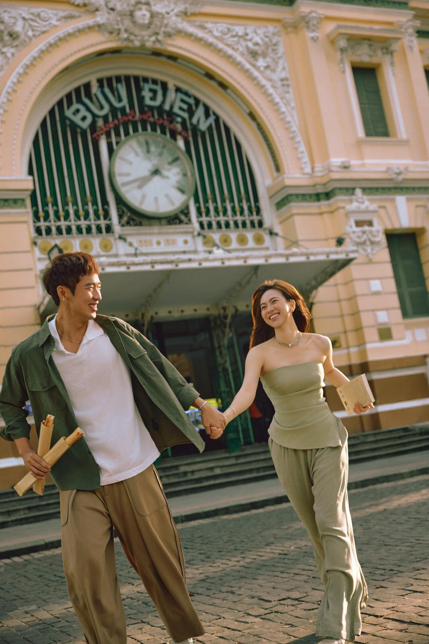 Tuấn Trần đồng thời nói anh không giấu được chuyện rung động trước Phương Anh Đào. "Khi đóng phim với bạn diễn giỏi và đẹp như Phương Anh Đào, tôi có cảm xúc nhất định để khán giả tin. Phương Anh Đào tạo chemistry tốt, làm tôi rung động, tạo cho tôi cảm giác cô ấy cần sự che chở", Tuấn Trần nói.