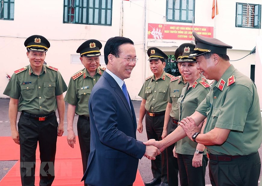 Chủ tịch nước Võ Văn Thưởng với lãnh đạo Cục An ninh chính trị nội bộ. Ảnh: Thống Nhất/TTXVN.