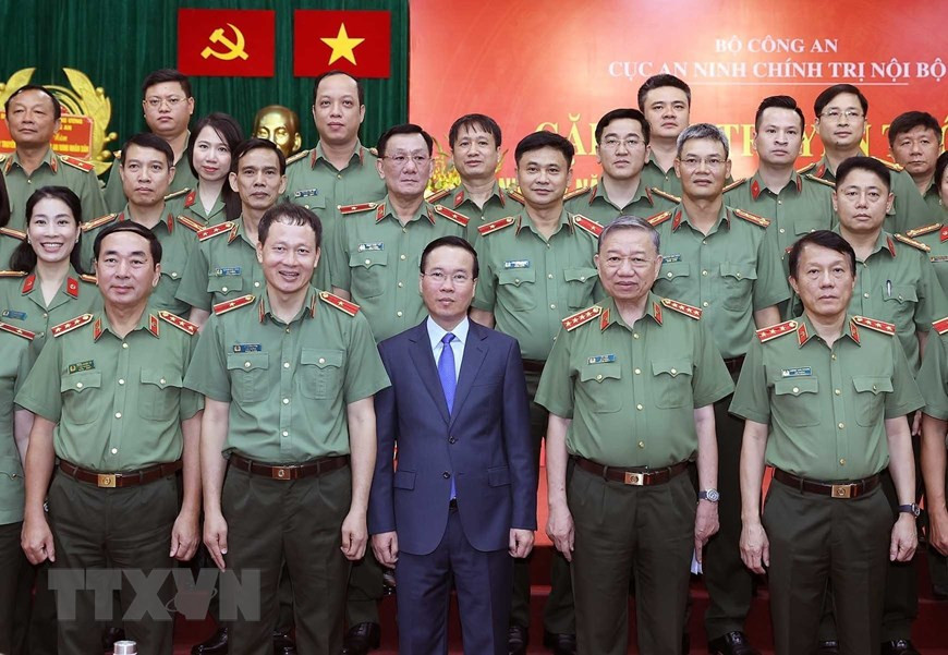 Chủ tịch nước Võ Văn Thưởng cùng lãnh đạo Bộ Công an với cán bộ, chiến sỹ Cục An ninh chính trị nội bộ. Ảnh: Thống Nhất/TTXVN.
