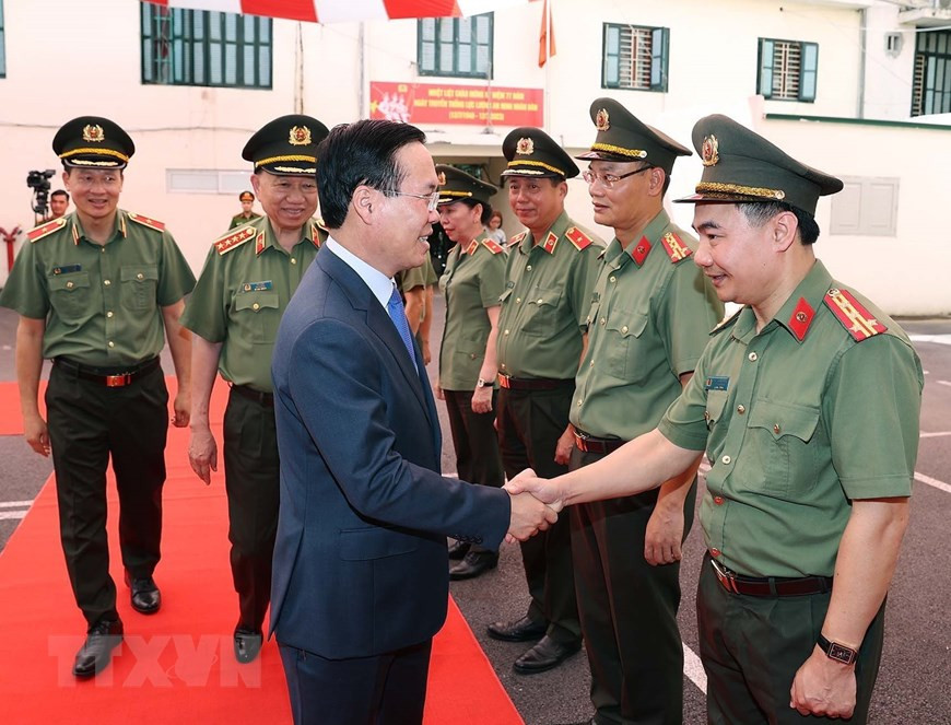 Chủ tịch nước Võ Văn Thưởng với lãnh đạo Cục An ninh chính trị nội bộ. Ảnh: Thống Nhất/TTXVN.