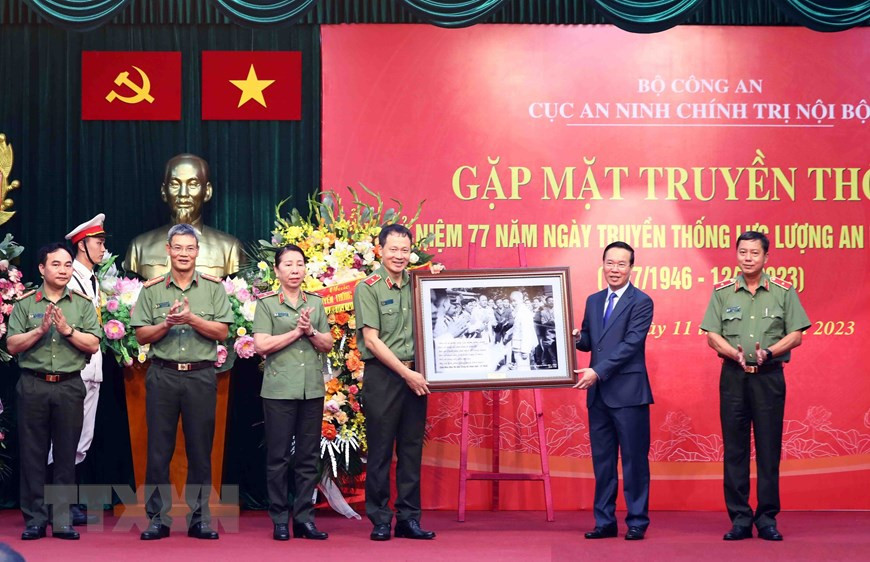 Chủ tịch nước Võ Văn Thưởng tặng bức ảnh Bác Hồ với cán bộ, chiến sỹ Công an Nhân dân cho Cục An ninh chính trị nội bộ. Ảnh: Thống Nhất/TTXVN.