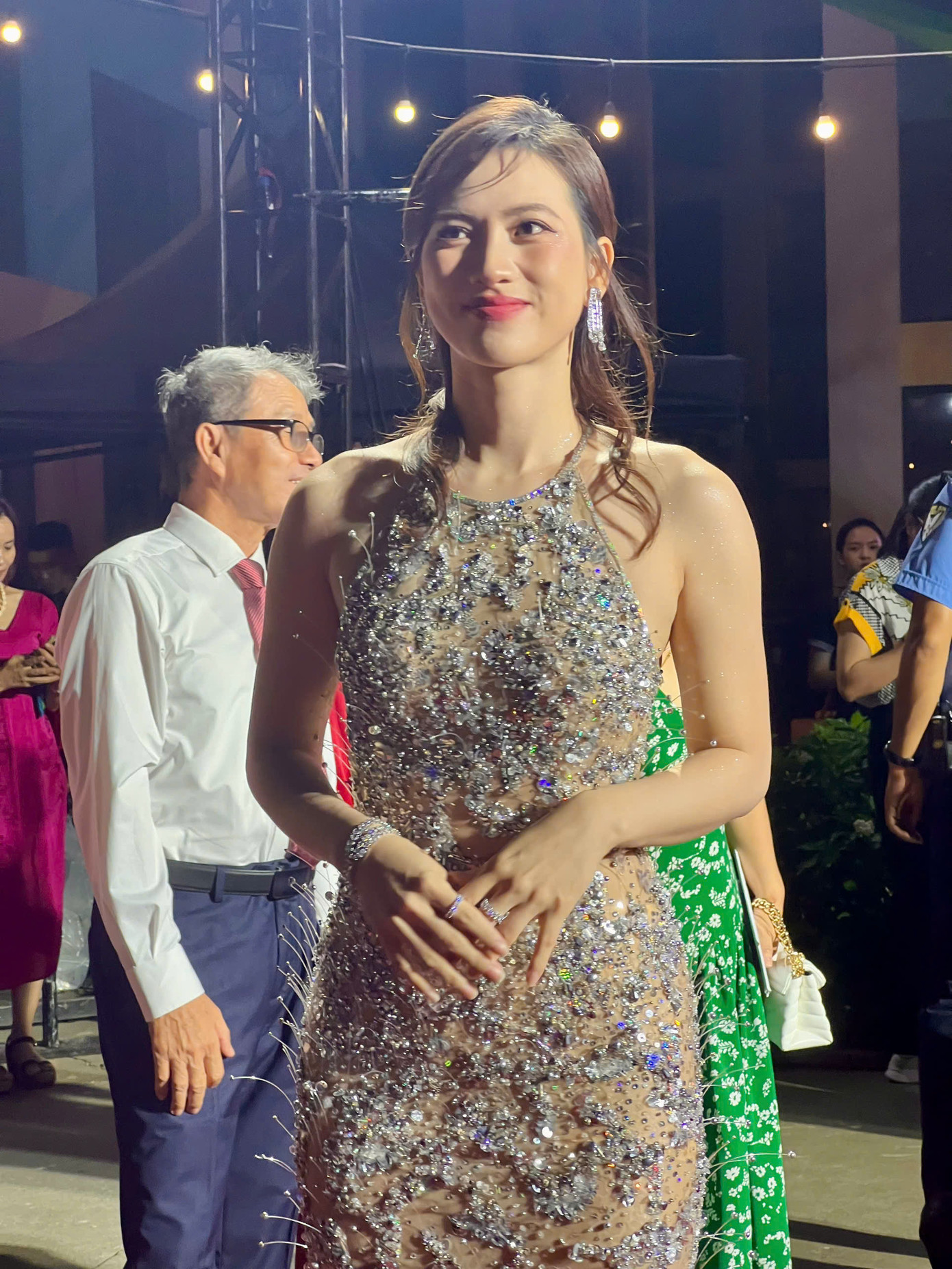 Diễn viên Phương Anh Đào diên váy cổ yếm dự liên hoan phim. Năm nay, cô được đề cử hạng mục Nữ diễn viên chính xuất sắc hạng mục điện ảnh.