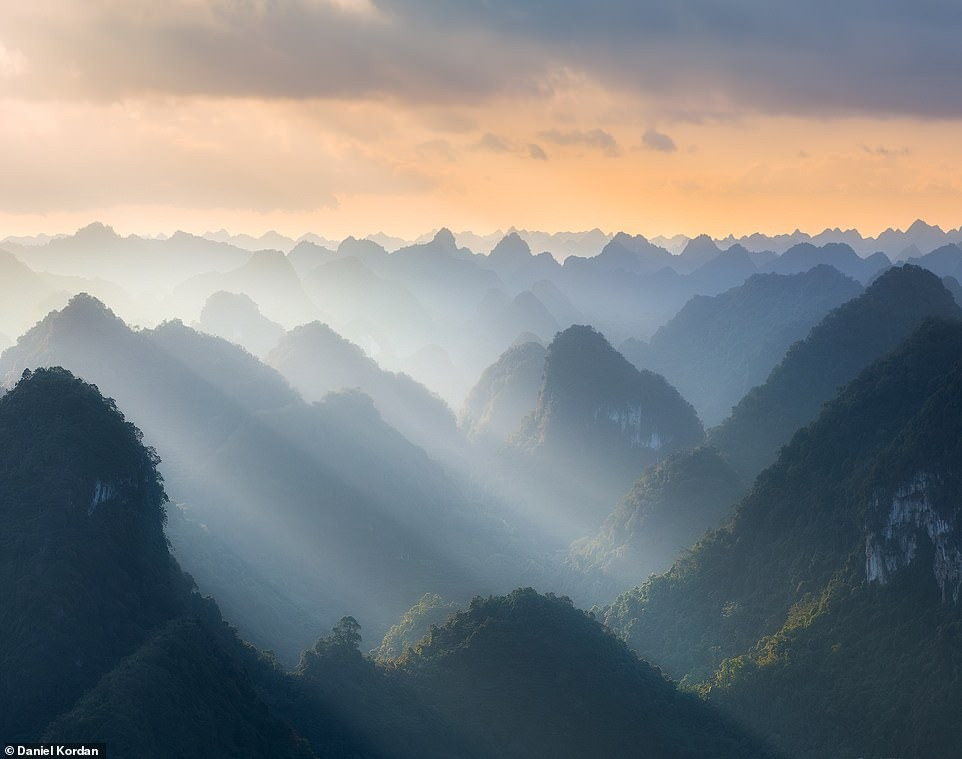 Daniel nói anh chuẩn bị nhiều thứ để có được bức ảnh hoàn hảo. Anh sử dụng các công cụ như Google Maps, hình ảnh vệ tinh để xác định bố cục. Đồng thời, nhiếp ảnh gia lập kế hoạch và nghiên cứu địa điểm để không bỏ lỡ cơ hội chụp được những bức ảnh đẹp. Bên trên là hình ảnh đồi núi hiểm trở của Cao Bằng.