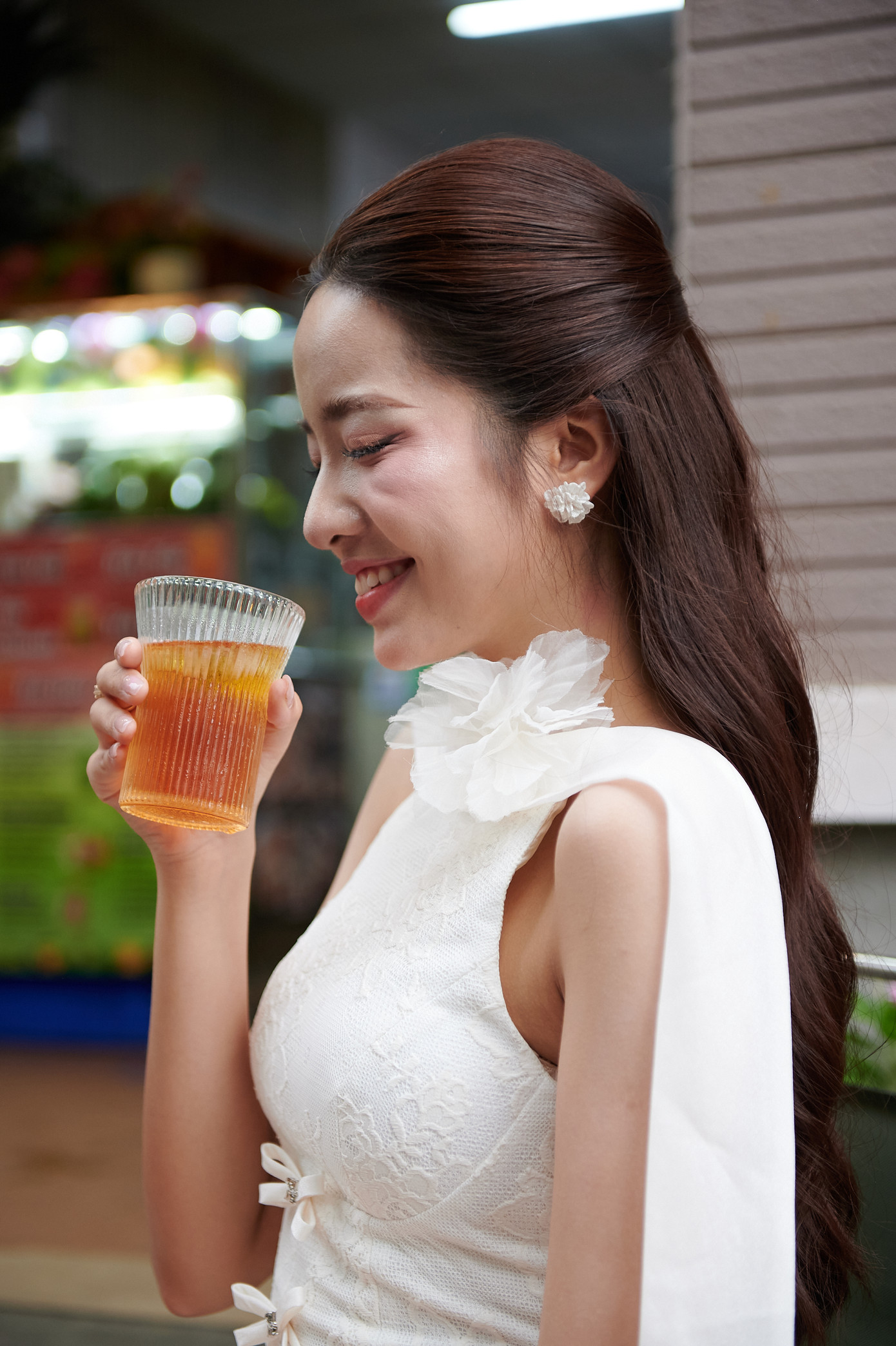 Thanh Bình cho biết cô có lịch học kéo dài đến 16h, chung ngày với buổi giao lưu cùng báo Tiền Phong. Cô trang điểm và làm tóc từ sớm, mang hình ảnh thí sinh Hoa hậu Việt Nam đến giảng đường Đại học Sân khấu Điện ảnh TPHCM. &quot;Do không có nhiều thời gian nên tôi phải chuẩn bị sẵn mọi thứ, tranh thủ đến buổi phỏng vấn ngay khi kết thúc tiết học&quot;, cô chia sẻ.