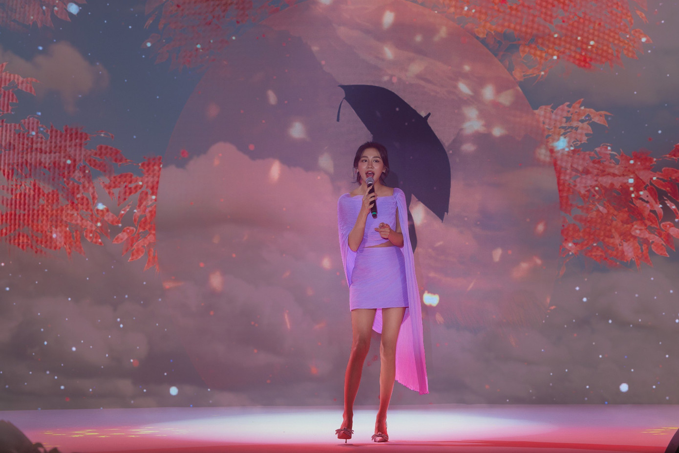 Trên sân khấu, Văn Mai Hương phủ nhận có người yêu nên chăm chút ngoại hình. &quot;Tôi sợ già khi bước vào tuổi 30. Nhìn các chị đẹp Bảo Thy, Hồng Diễm ở độ tuổi U40 vẫn trẻ đẹp, tôi rất ngưỡng mộ&quot;, Văn Mai Hương nói.