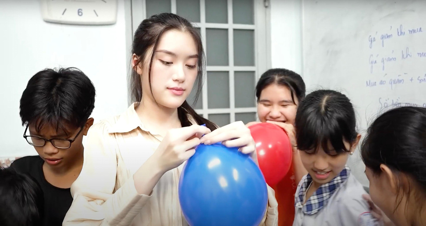 Phương Oanh nói sau buổi từ thiện, cô hiểu rõ và cảm nhận được sự khó khăn của nhân vật trong dự án. &quot;Tôi vừa xúc động, vừa hạnh phúc và mong muốn kêu gọi thật nhiều từ các nhà hảo tâm để giúp đỡ các em nhỏ&quot;, Oanh chia sẻ.