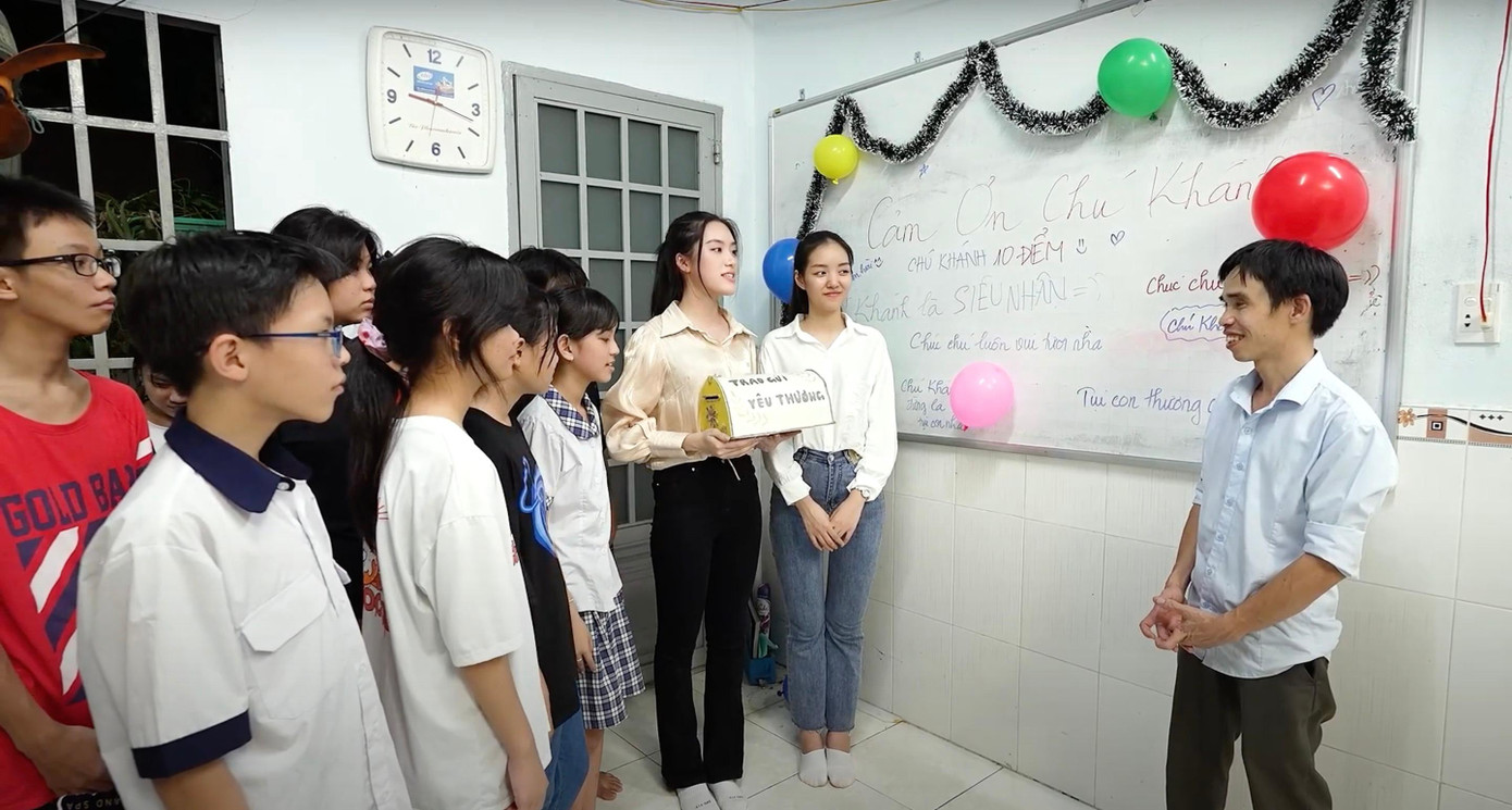 Trả lời Tiền Phong, Phương Oanh cho biết cô và Mai Chi bắt đầu hành trình từ sáng đến 11 giờ đêm. &quot;Tuy thời gian khá dài, tôi cảm thấy nó trôi qua nhanh và ý nghĩa. Gần 0h mới đặt chân đến khách sạn, tôi thấy hạnh phúc vì những tâm huyết dành cho dự án thay vì mệt mỏi&quot;, cô gái 19 tuổi nói.