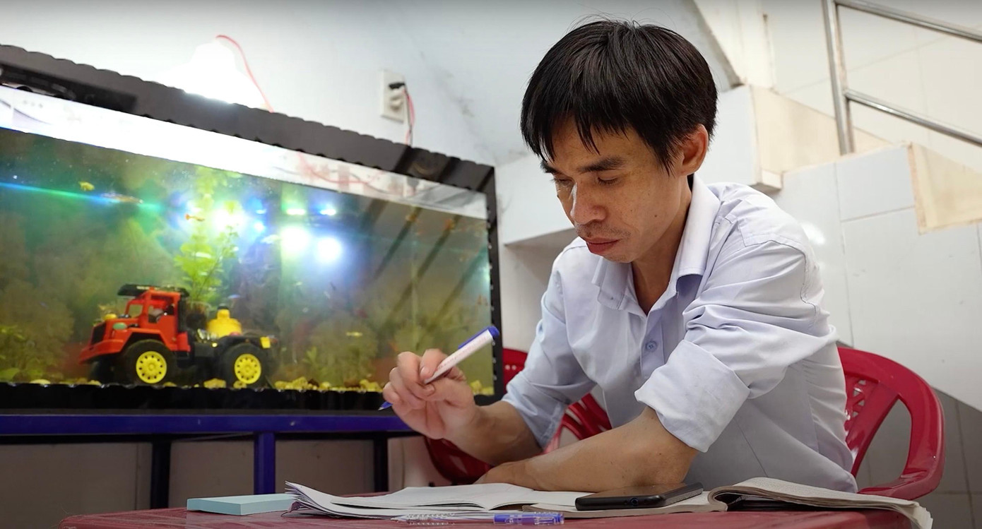 Nhân vật trong câu chuyện là Hoàng Trọng Khánh. Với anh, tiền bạc chỉ là vật ngoại thân, điều khiến anh cảm thấy mình giàu có là những tiếng chào, tâm sự của các em nhỏ. 13 năm qua, thầy Khánh dùng sự tâm huyết để giúp các em nghèo khó, trẻ em sinh ra trong gia đình không có điều kiện cho con đi học biết đến con chữ.