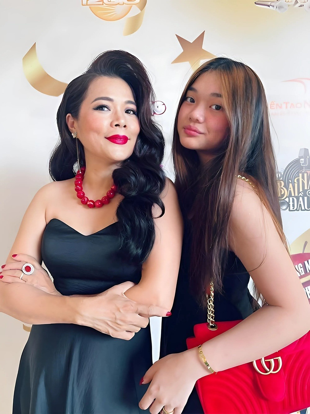 Theo chia sẻ của nữ ca sĩ, con gái cô hoàn thành chương trình học cấp ba tại trường quốc tế, đang chuẩn bị cho hành trình vào đại học. "Con tôi nộp hồ sơ vào bốn đại học tại Anh đều đậu cả bốn, nhưng chỉ nộp để thử sức. Con thích học tại Đức và chờ trường nhận hồ sơ để đăng ký", Mỹ Lệ chia sẻ thêm. Theo chia sẻ của nữ ca sĩ, con gái cô hoàn thành chương trình học cấp ba tại trường quốc tế, đang chuẩn bị cho hành trình vào đại học. "Con tôi nộp hồ sơ vào bốn đại học tại Anh đều đậu cả bốn, nhưng chỉ nộp để thử sức. Con thích học tại Đức và chờ trường nhận hồ sơ để đăng ký", Mỹ Lệ chia sẻ thêm.