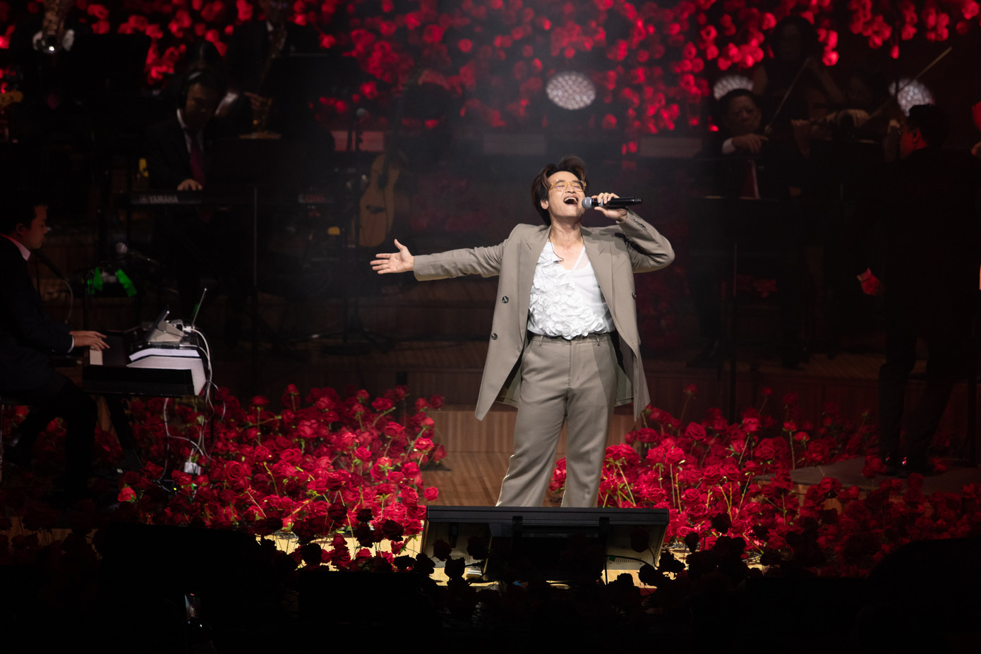 Mở đầu đêm diễn, Hà Anh Tuấn biểu diễn liên khúc Xin cho tôi vàTuổi đá buồn của nhạc sĩ Trịnh Công Sơn. Nam ca sĩ nói anh gửi tình cảm, hướng về quê hương, đồng bào. "Tôi muốn nói nhiều điều, nhưng giờ đây chỉ đọng lại trong đầu hai từ biết ơn. Biết ơn ông bà, cha mẹ tạo cho con cuộc đời, biết ơn bạn bè, tri kỷ tạo cho tôi niềm tin làm nghề, biết ơn khán giả cho tôi sự nghiệp âm nhạc. Nhưng trên hết, quê hương và người Việt Nam cho tôi thân phận để được đứng hát tại đây", nam ca sĩ nói. Mở đầu đêm diễn, Hà Anh Tuấn biểu diễn liên khúc Xin cho tôi vàTuổi đá buồn của nhạc sĩ Trịnh Công Sơn. Nam ca sĩ nói anh gửi tình cảm, hướng về quê hương, đồng bào. "Tôi muốn nói nhiều điều, nhưng giờ đây chỉ đọng lại trong đầu hai từ biết ơn. Biết ơn ông bà, cha mẹ tạo cho con cuộc đời, biết ơn bạn bè, tri kỷ tạo cho tôi niềm tin làm nghề, biết ơn khán giả cho tôi sự nghiệp âm nhạc. Nhưng trên hết, quê hương và người Việt Nam cho tôi thân phận để được đứng hát tại đây", nam ca sĩ nói.