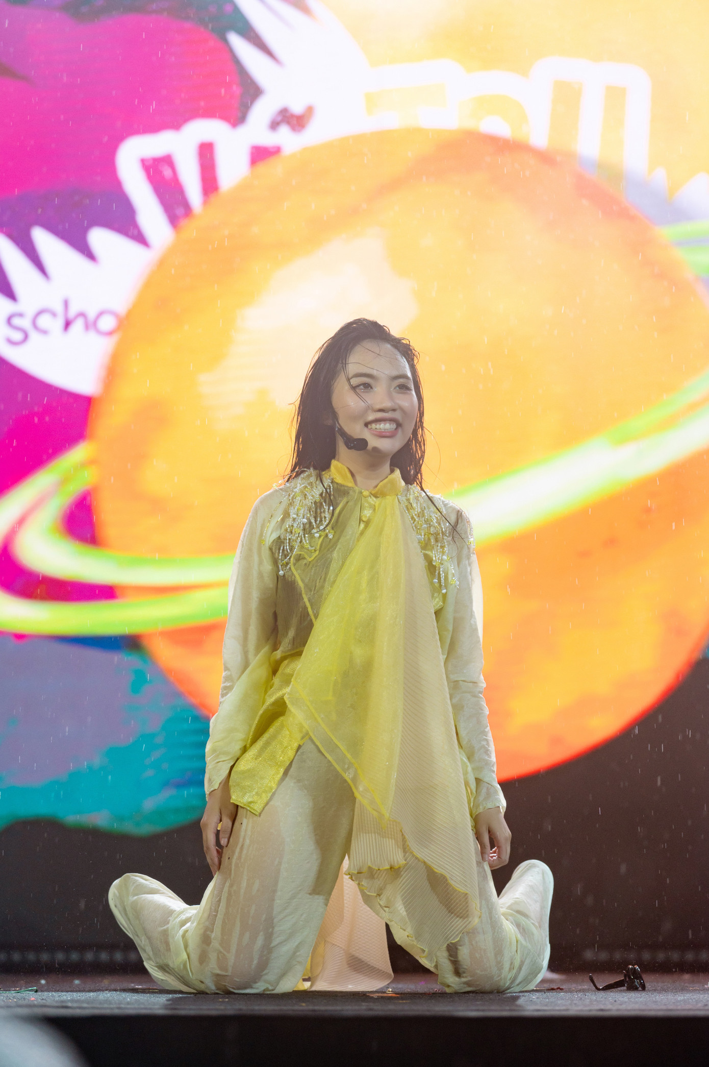 Kết thúc show, ca sĩ khuỵu gối xuống sân khấu: &quot;Phương Mỹ Chi không nghĩ mọi người có thể ở lại đến phút cuối giữa thời tiết thế này. Tôi muốn nói lời cảm ơn trước tình cảm quá lớn của gần 10.000 khán giả có mặt ngày hôm nay&quot;.