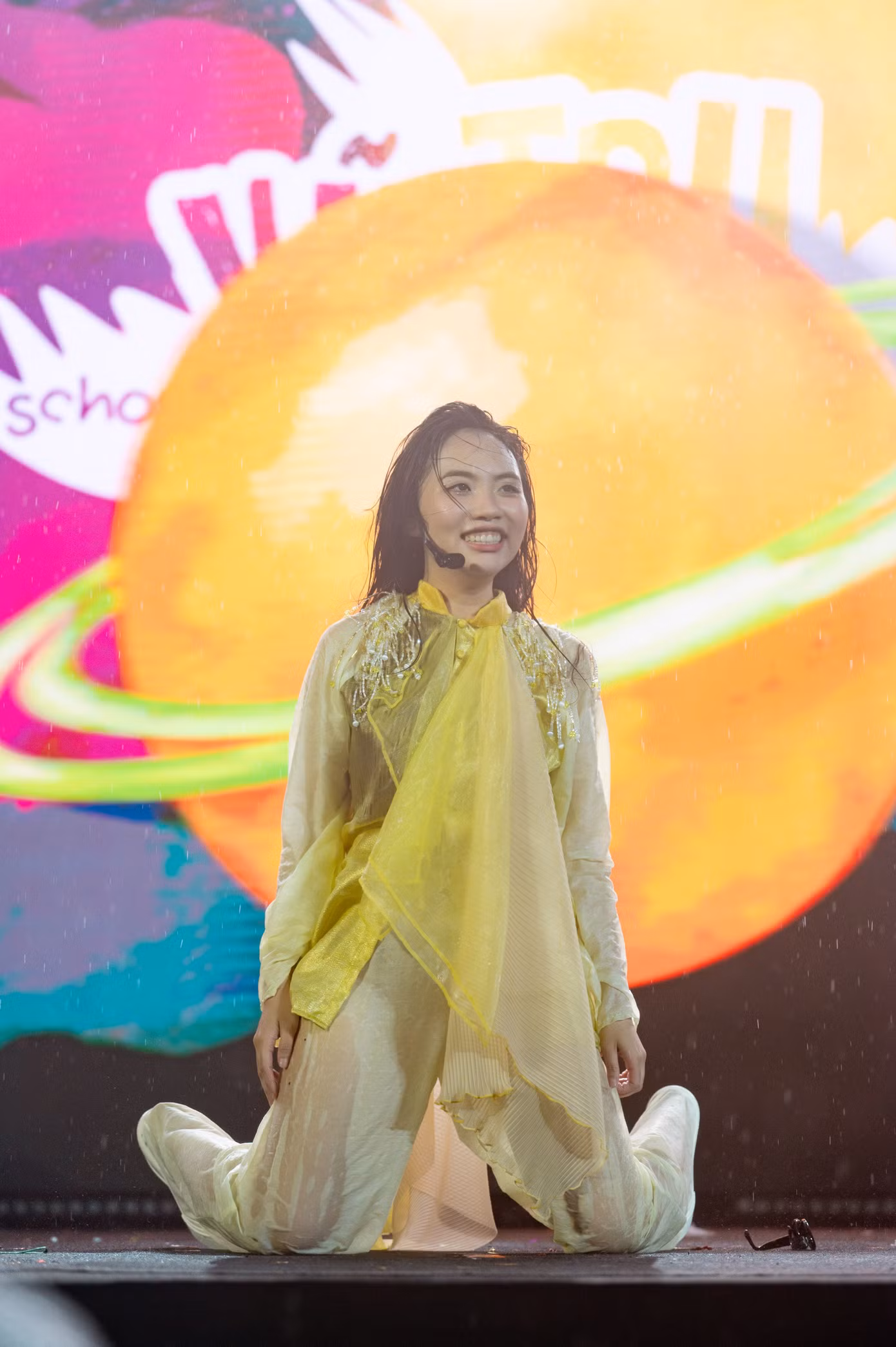 Kết thúc show, ca sĩ khuỵu gối xuống sân khấu: "Phương Mỹ Chi không nghĩ mọi người có thể ở lại đến phút cuối giữa thời tiết thế này. Tôi muốn nói lời cảm ơn trước tình cảm quá lớn của gần 10.000 khán giả có mặt ngày hôm nay". Kết thúc show, ca sĩ khuỵu gối xuống sân khấu: "Phương Mỹ Chi không nghĩ mọi người có thể ở lại đến phút cuối giữa thời tiết thế này. Tôi muốn nói lời cảm ơn trước tình cảm quá lớn của gần 10.000 khán giả có mặt ngày hôm nay".