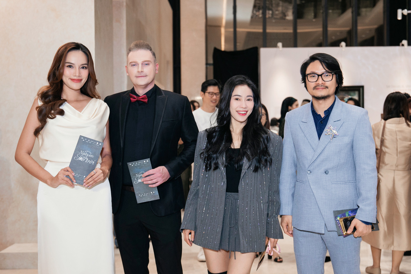 Vợ chồng đạo diễn Hoàng Nhật Nam - Phạm Kim Dung đến xem show của Đàm Vĩnh Hưng cùng Hoa hậu Lê Hoàng Phương. Bên cạnh Lê Hoàng Phương là ca sĩ Kyo York.