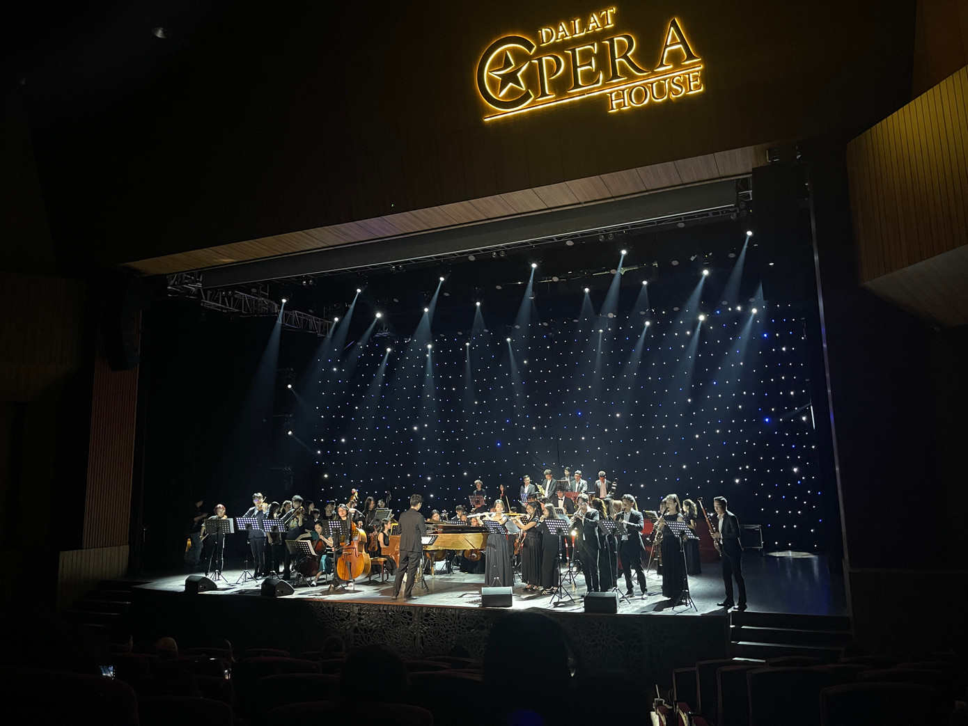 Đêm bế mạc Lễ hội Âm nhạc Cổ điển có đến 800 khán giả dự.