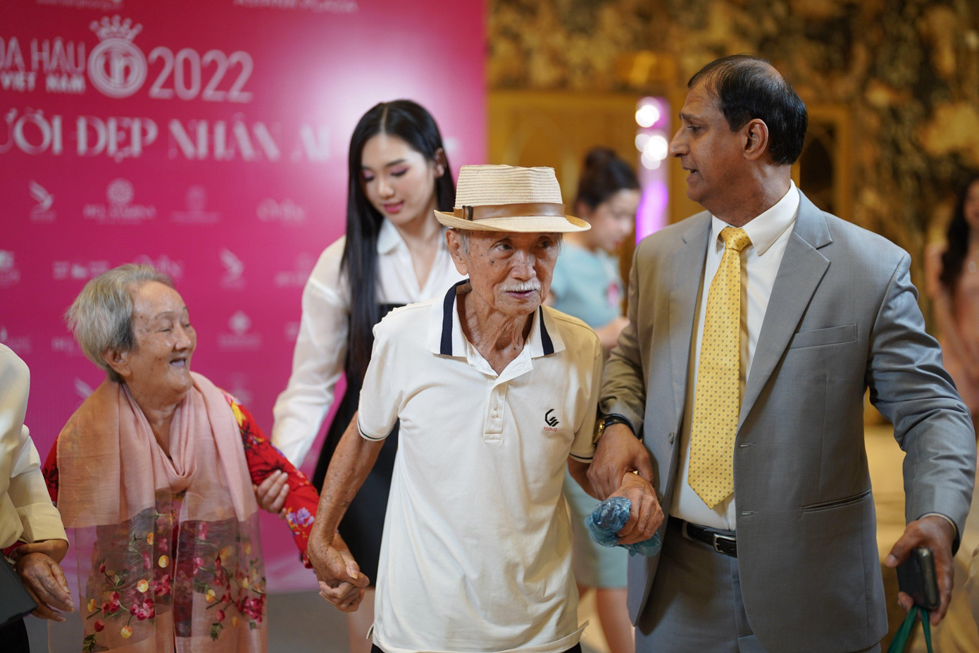 Sau buổi kêu gọi từ thiện, thí sinh Hoa hậu Việt Nam tự tay dẫn các cụ già, nhân vật trong câu chuyện từ thiện ra đến tận xe. Giám khảo Robert Menzies Francis cũng tham gia vào một số dự án và đồng hành cùng các cô gái.