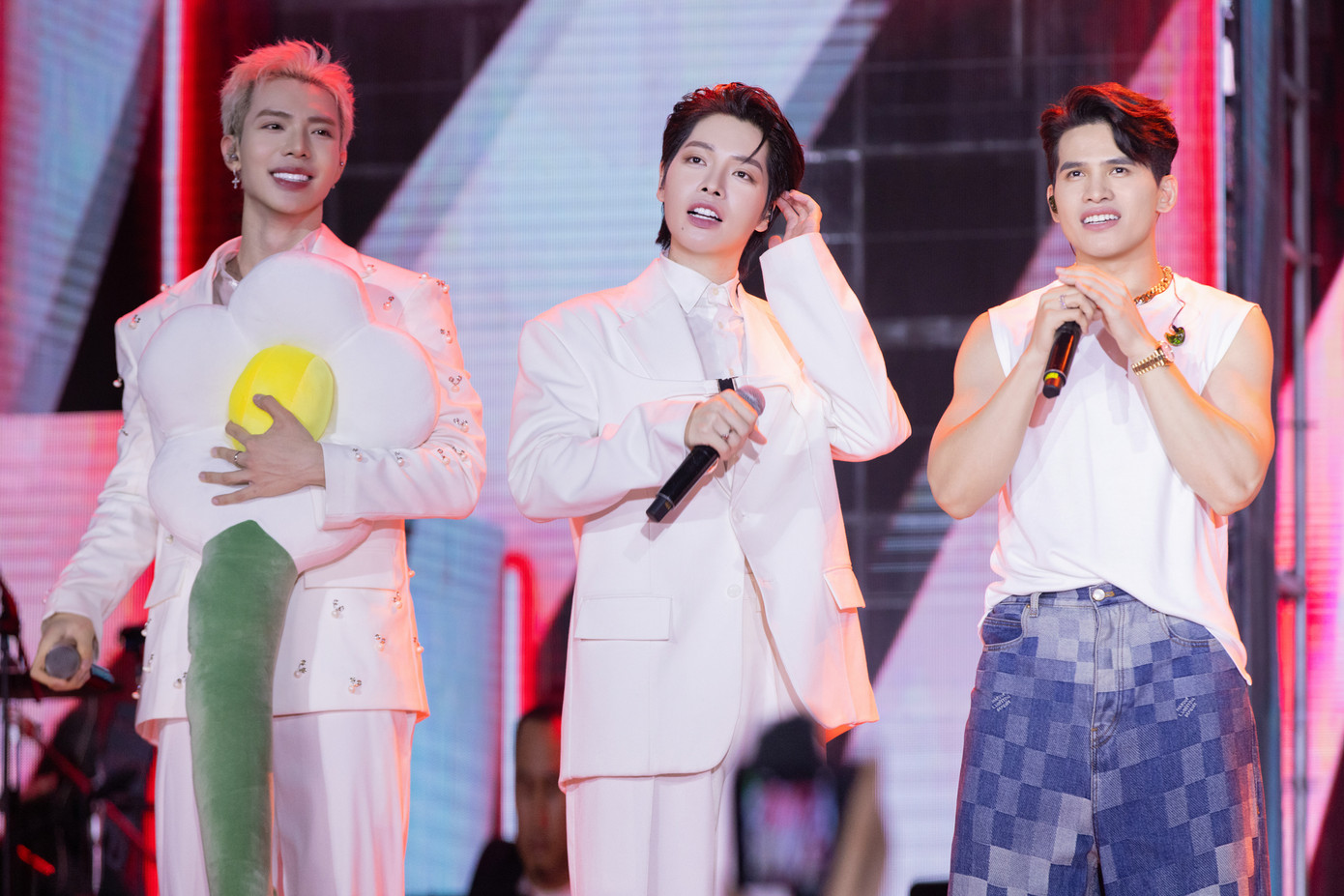 Tại concert, Đức Phúc thể hiện loạt ca khúc hit, trong đó có Hết thương cạn nhớ. Ngoài ra, màn collab của các nghệ sĩ trẻ được nhiều sự ủng hộ từ khán giả trẻ.