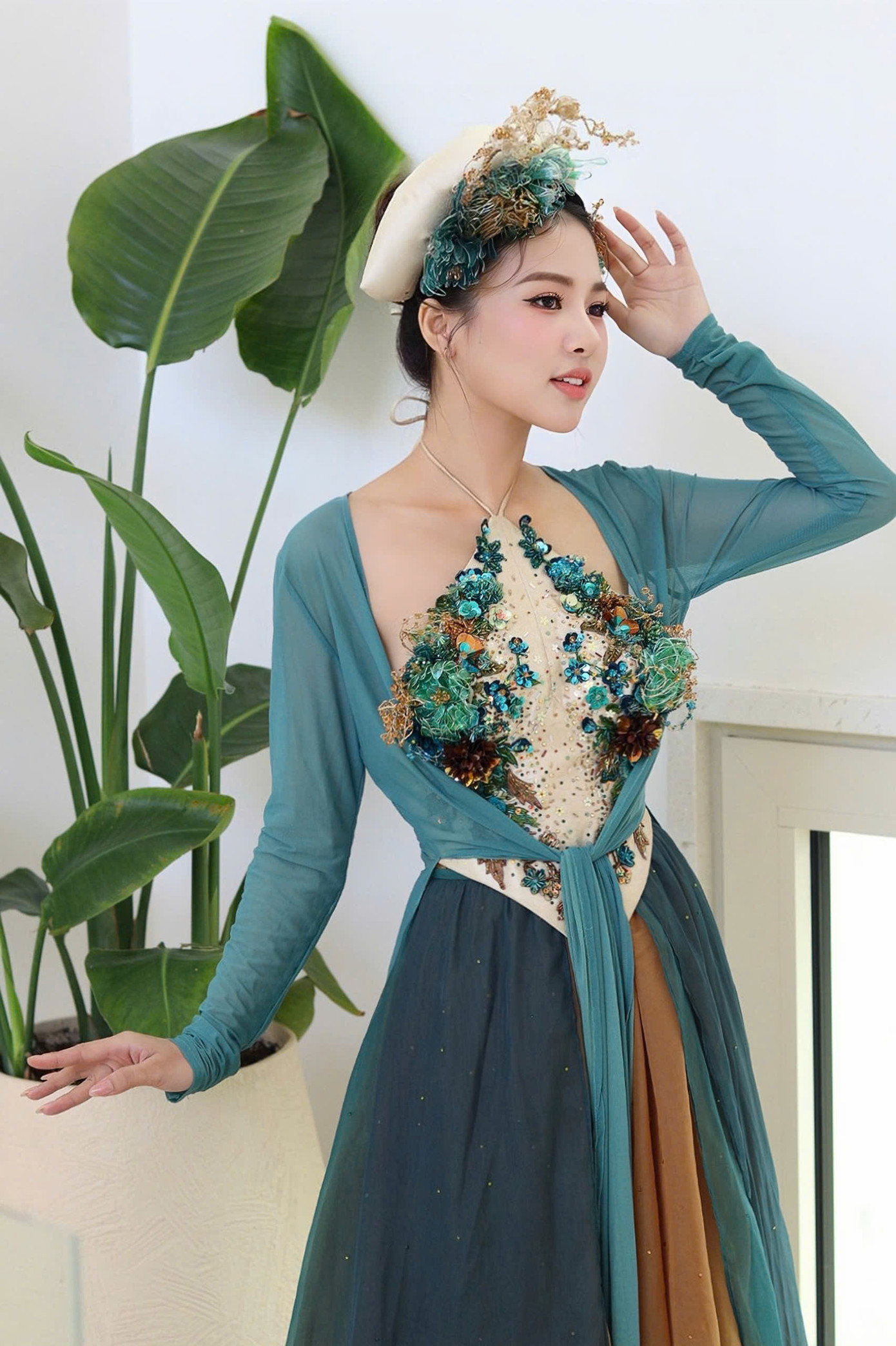 Ở đêm thi quan trọng Final Talent, Đỗ Hà Trang tiếp tục chọn trang phục Mỹ nữ Tứ Bình, tôn vinh nét đẹp tranh về tranh tứ bình truyền thống của Việt Nam. Ở đêm thi quan trọng Final Talent, Đỗ Hà Trang tiếp tục chọn trang phục Mỹ nữ Tứ Bình, tôn vinh nét đẹp tranh về tranh tứ bình truyền thống của Việt Nam.