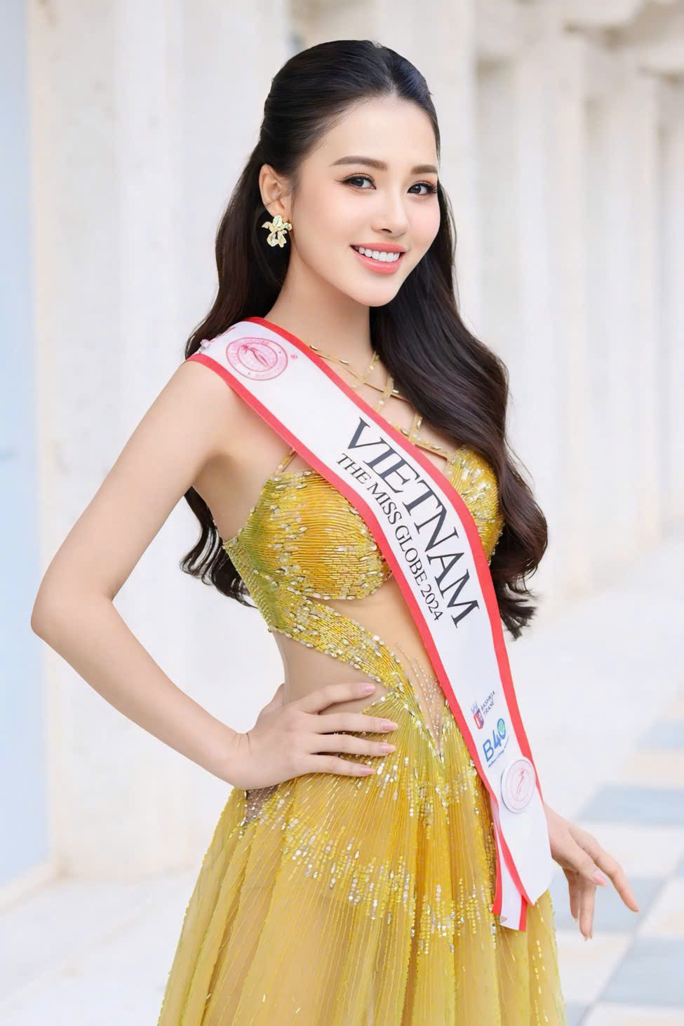 Tại buổi tham quan địa danh nổi tiếng tại Berat, Albania, nơi được mệnh danh là thành phố ngàn ô cửa, Đỗ Hà Trang chỉn chu với bộ trang phục dạ hội tông vàng bắt mắt. Tại buổi tham quan địa danh nổi tiếng tại Berat, Albania, nơi được mệnh danh là thành phố ngàn ô cửa, Đỗ Hà Trang chỉn chu với bộ trang phục dạ hội tông vàng bắt mắt.