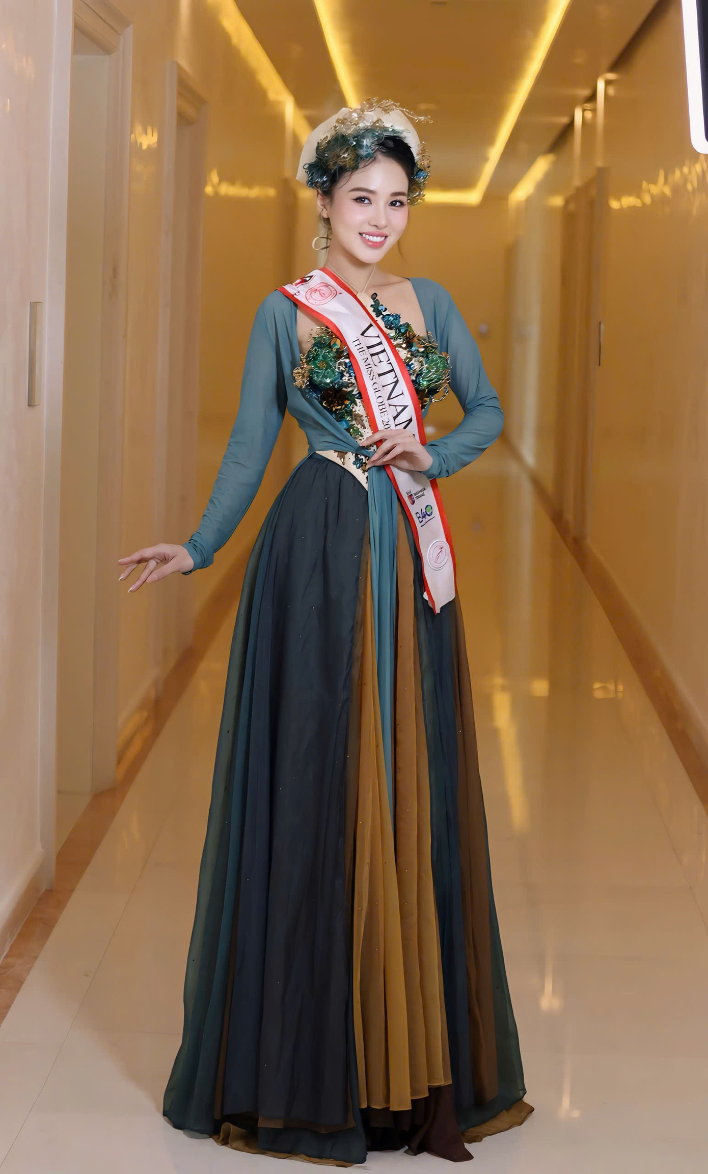 Ở đêm thi quan trọng Final Talent, Đỗ Hà Trang tiếp tục chọn trang phục Mỹ nữ Tứ Bình, tôn vinh nét đẹp tranh về tranh tứ bình truyền thống của Việt Nam. Ở đêm thi quan trọng Final Talent, Đỗ Hà Trang tiếp tục chọn trang phục Mỹ nữ Tứ Bình, tôn vinh nét đẹp tranh về tranh tứ bình truyền thống của Việt Nam.