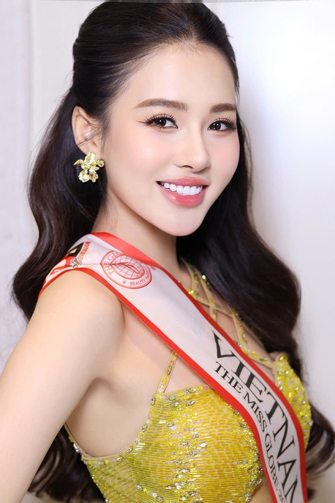 Cận nhan sắc Á hậu Đỗ Hà Trang tại Hoa hậu Hoàn cầu Quốc tế 2024. The Miss Globe là cuộc thi sắc đẹp tổ chức thường niên từ năm 1925. Ban đầu, cuộc thi mang tên Dream Girl International, sau đó đổi tên thành The Miss Globe vào năm 1975. Cuộc thi Hoa hậu Hoàn hậu Quốc tế 2024 tổ chức tại Albania, đêm chung kết diễn ra ngày 15/10. Cận nhan sắc Á hậu Đỗ Hà Trang tại Hoa hậu Hoàn cầu Quốc tế 2024. The Miss Globe là cuộc thi sắc đẹp tổ chức thường niên từ năm 1925. Ban đầu, cuộc thi mang tên Dream Girl International, sau đó đổi tên thành The Miss Globe vào năm 1975. Cuộc thi Hoa hậu Hoàn hậu Quốc tế 2024 tổ chức tại Albania, đêm chung kết diễn ra ngày 15/10.