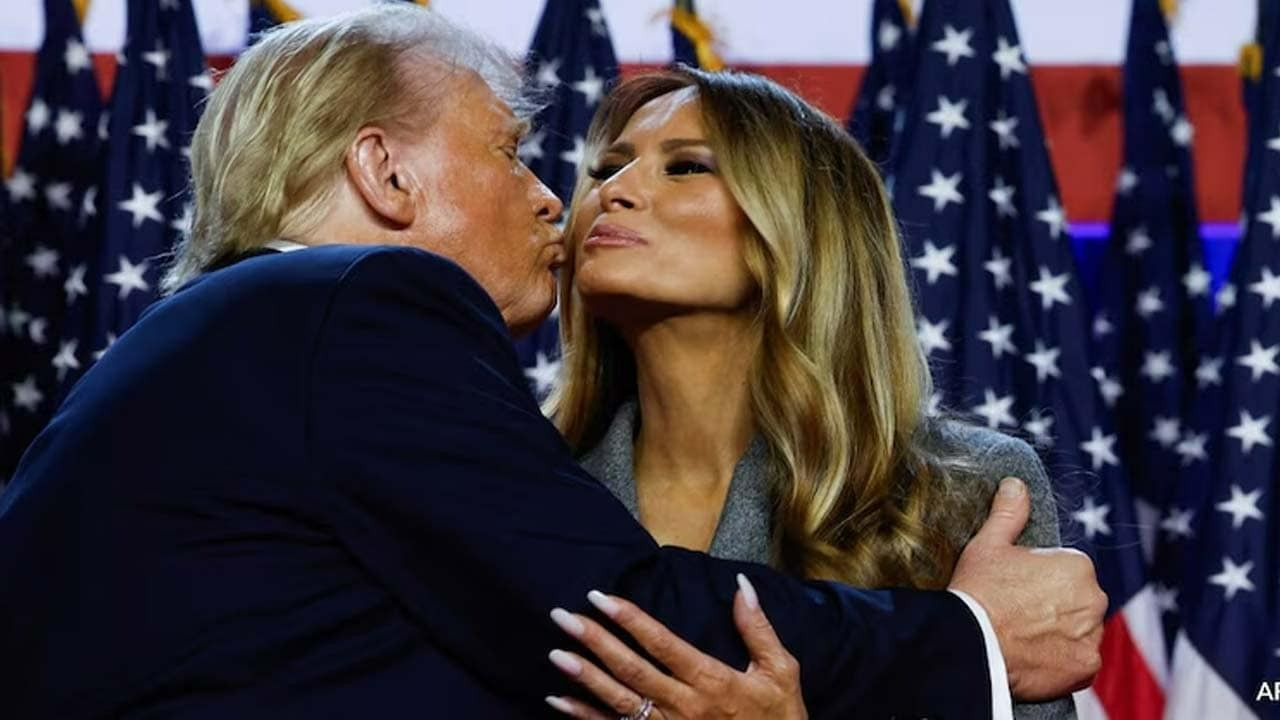 Ông Donald Trump hôn bà Melania trên sân khấu. Ông Donald Trump hôn bà Melania trên sân khấu.