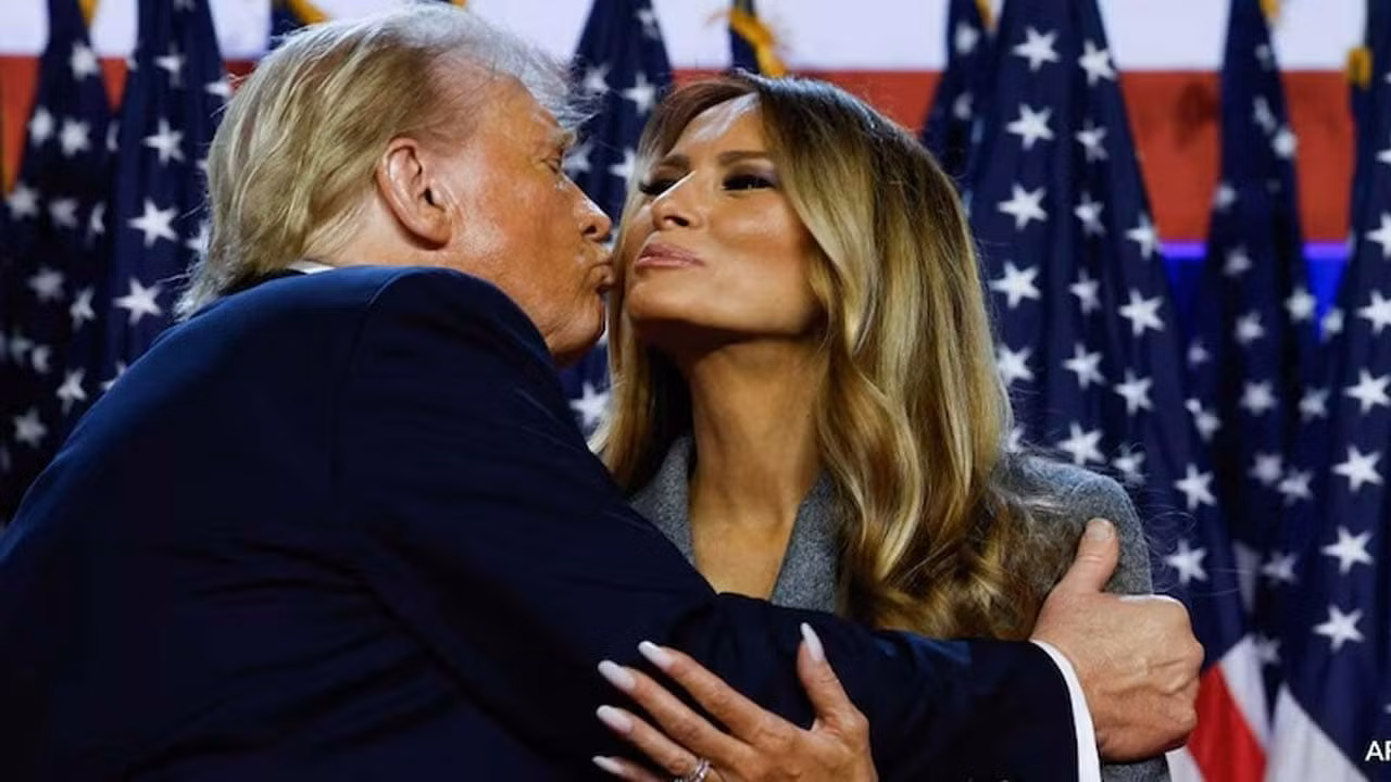 Ông Donald Trump hôn bà Melania trên sân khấu.