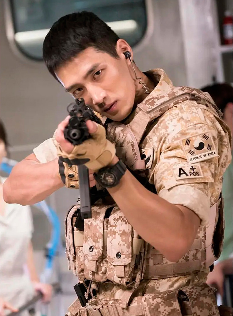 Năm 2016, thế mạnh ngoại hình giúp Ahn Bo Hyun có vai diễn trong Hậu duệ mặt trời. Nét rắn rỏi, chiều cao 1,87 m giúp nam diễn viên ghi dấu ấn trong hình ảnh quân nhân.