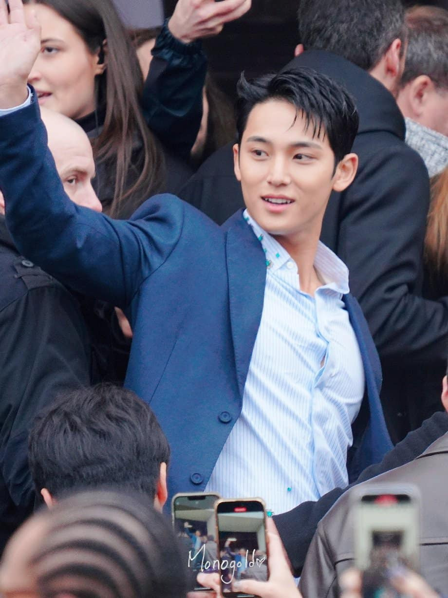 Khoảnh khắc Mingyu được người hâm mộ săn đón tại Tuần lễ thời trang Paris, Pháp viral trên các diễn đàn. Thành viên nhóm SEVENTEEN được khen không góc chết trước ống kính phóng viên.