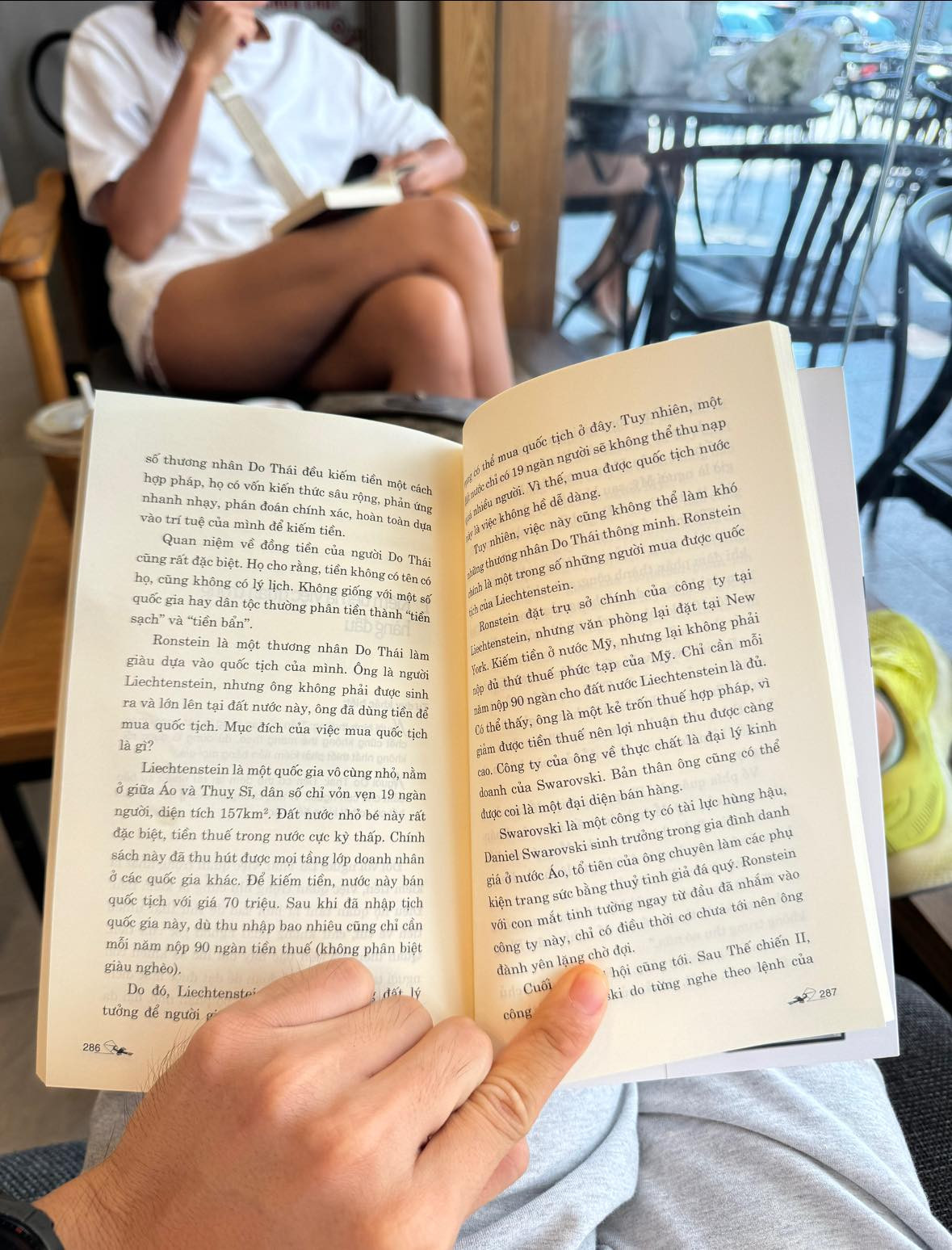 H'Hen Niê và Tuấn Khôi hiếm khi đăng ảnh rõ mặt đối phương lên trang cá nhân.