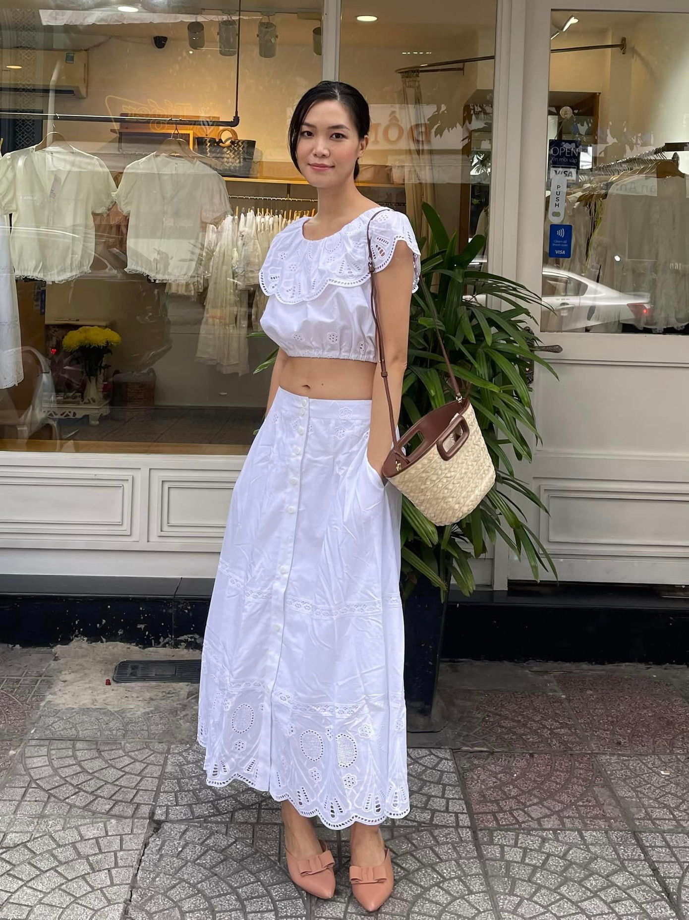 Thỉnh thoảng, người đẹp sử dụng má hồng để tôn lên vẻ tươi tắn của gương mặt. Đầm ren nữ tính là lựa chọn ưu tiên của Hoa hậu Việt Nam 2008 mỗi khi xuống phố. Thỉnh thoảng, người đẹp sử dụng má hồng để tôn lên vẻ tươi tắn của gương mặt. Đầm ren nữ tính là lựa chọn ưu tiên của Hoa hậu Việt Nam 2008 mỗi khi xuống phố.