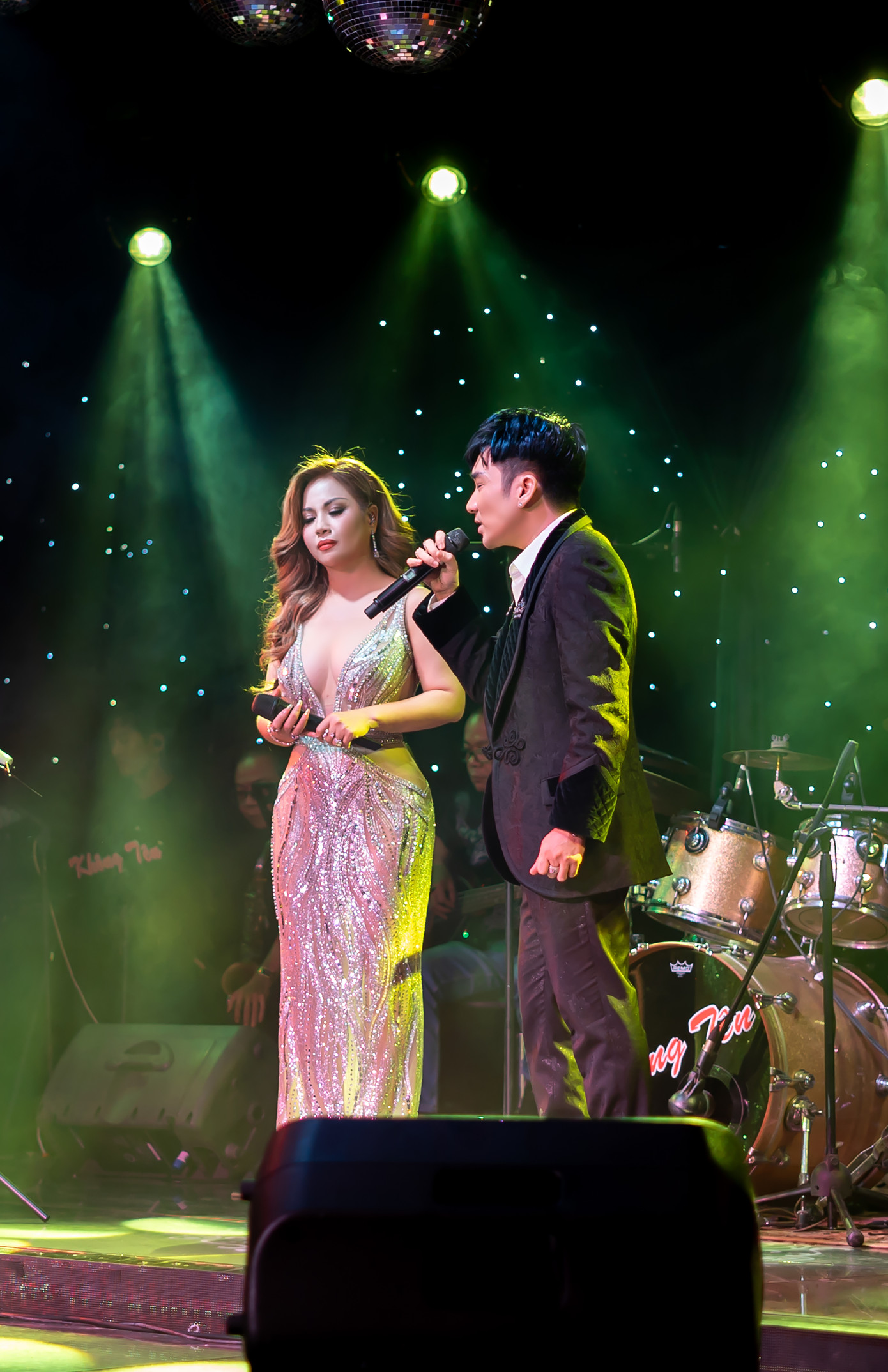 Quang Hà và Minh Tuyết cùng tham gia đêm nhạc tại TPHCM. Minh Tuyết mặc váy xẻ sâu, khoe đường cong. Ngoài những bản hit riêng, nữ ca sĩ được ủng hộ khi song ca cùng Quang Hà.