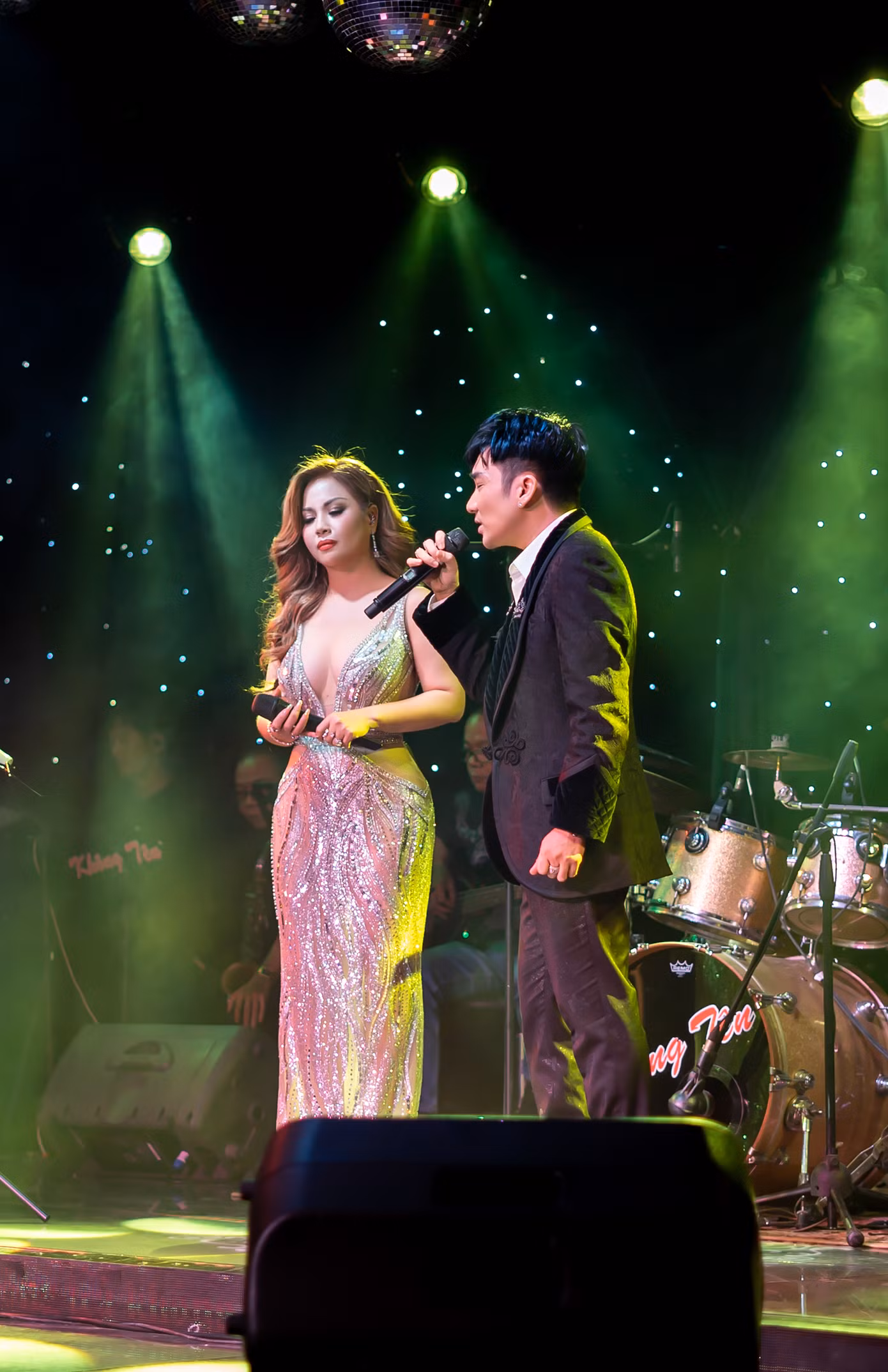 Quang Hà và Minh Tuyết cùng tham gia đêm nhạc tại TPHCM. Minh Tuyết mặc váy xẻ sâu, khoe đường cong. Ngoài những bản hit riêng, nữ ca sĩ được ủng hộ khi song ca cùng Quang Hà.