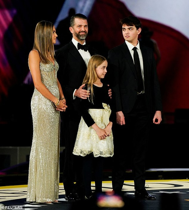 Don Jr. tự hào khi bước lên sân khấu cùng ba người con tại lễ nhậm chức của Tổng thống Mỹ Donald Trump. Don Jr. tự hào khi bước lên sân khấu cùng ba người con tại lễ nhậm chức của Tổng thống Mỹ Donald Trump.