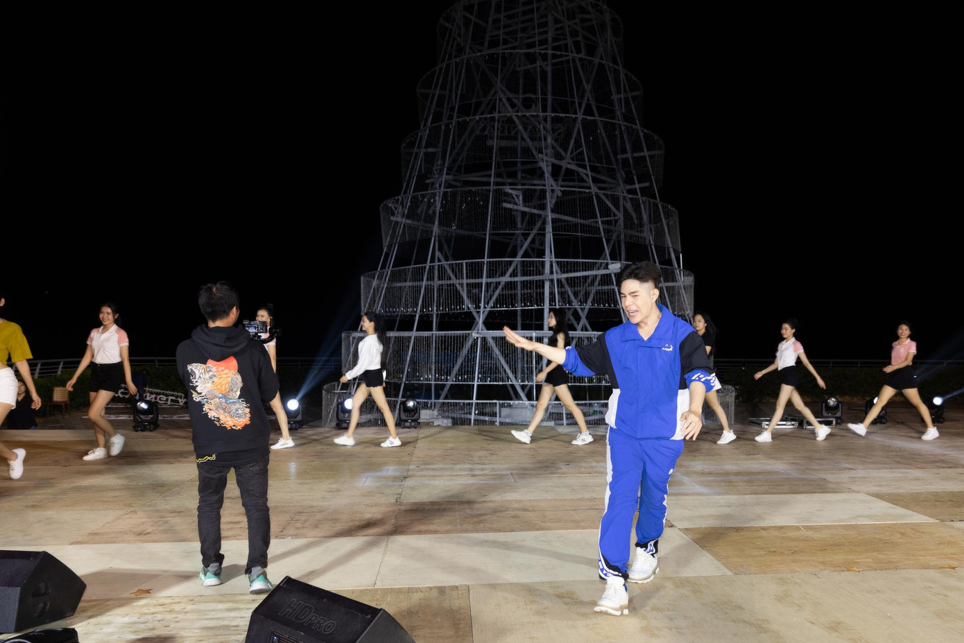 Để đảm bảo phần thi diễn ra suôn sẻ, đạo diễn catwalk Nguyễn Hưng Phúc và biên đạo Tuấn Bi Trần, 35 thí sinh làm việc đến gần 1h sáng.