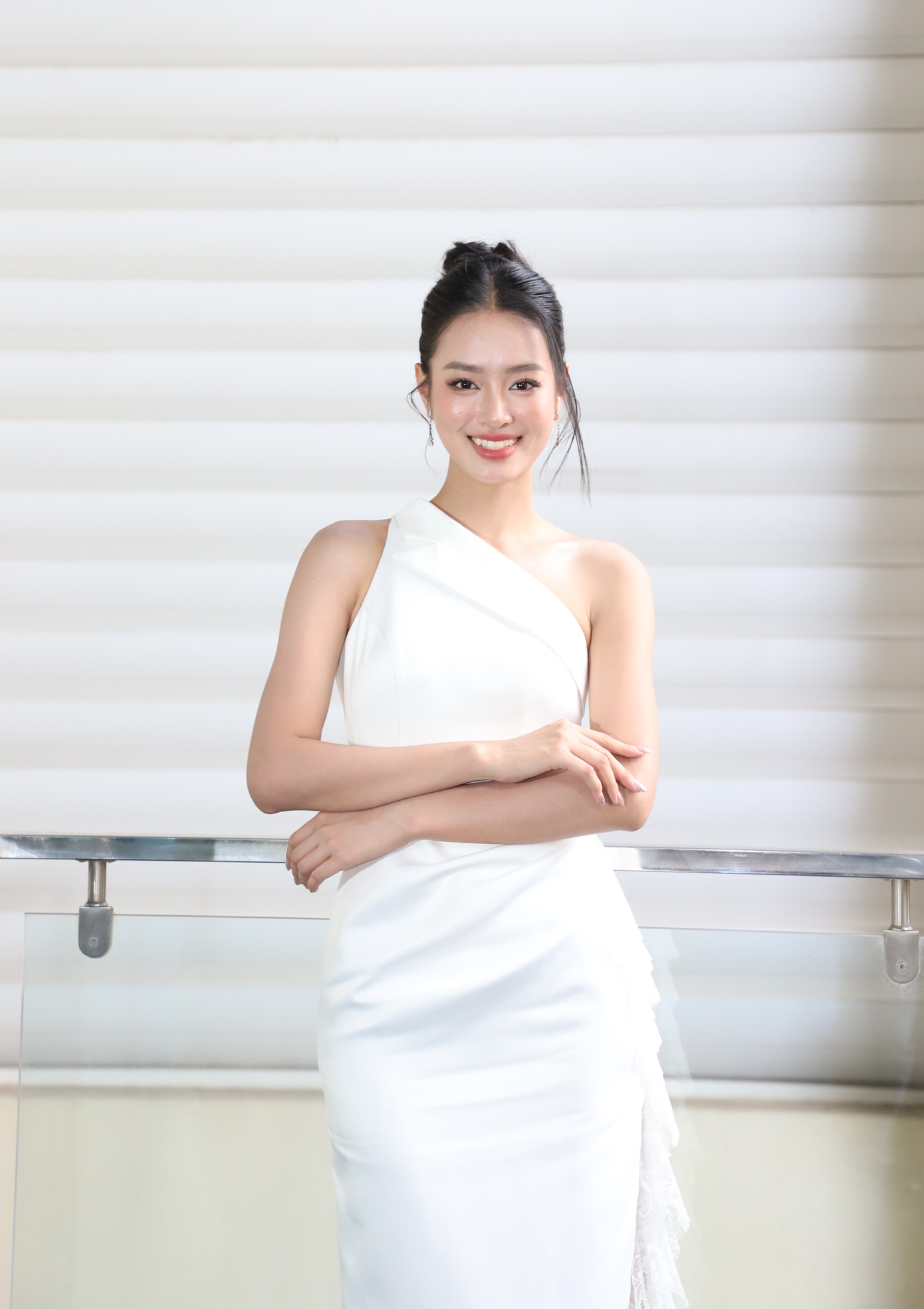 Tham gia show hẹn hò, Bùi Khánh Linh nói cô tiếp thu mọi ý kiến của khán giả. "Tôi luôn lắng nghe, cố gắng thay đổi từng ngày, mang đến hình ảnh Bùi Khánh Linh chỉn chu, biết tiếp thu mọi ý kiến để bản thân tốt hơn", cô chia sẻ.