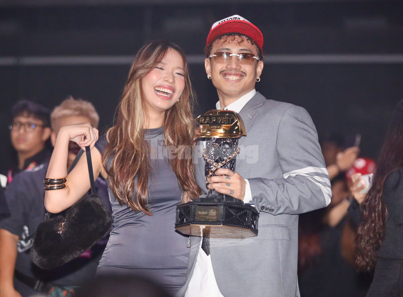 Bạn gái Robber cười tươi trước chiến thắng của bạn trai. Sau khi bị loại ở vòng casting mùa 2, nam rapper trở lại, có sự thay đổi vượt bậc và giành giải quán quân trong thuyết phục.