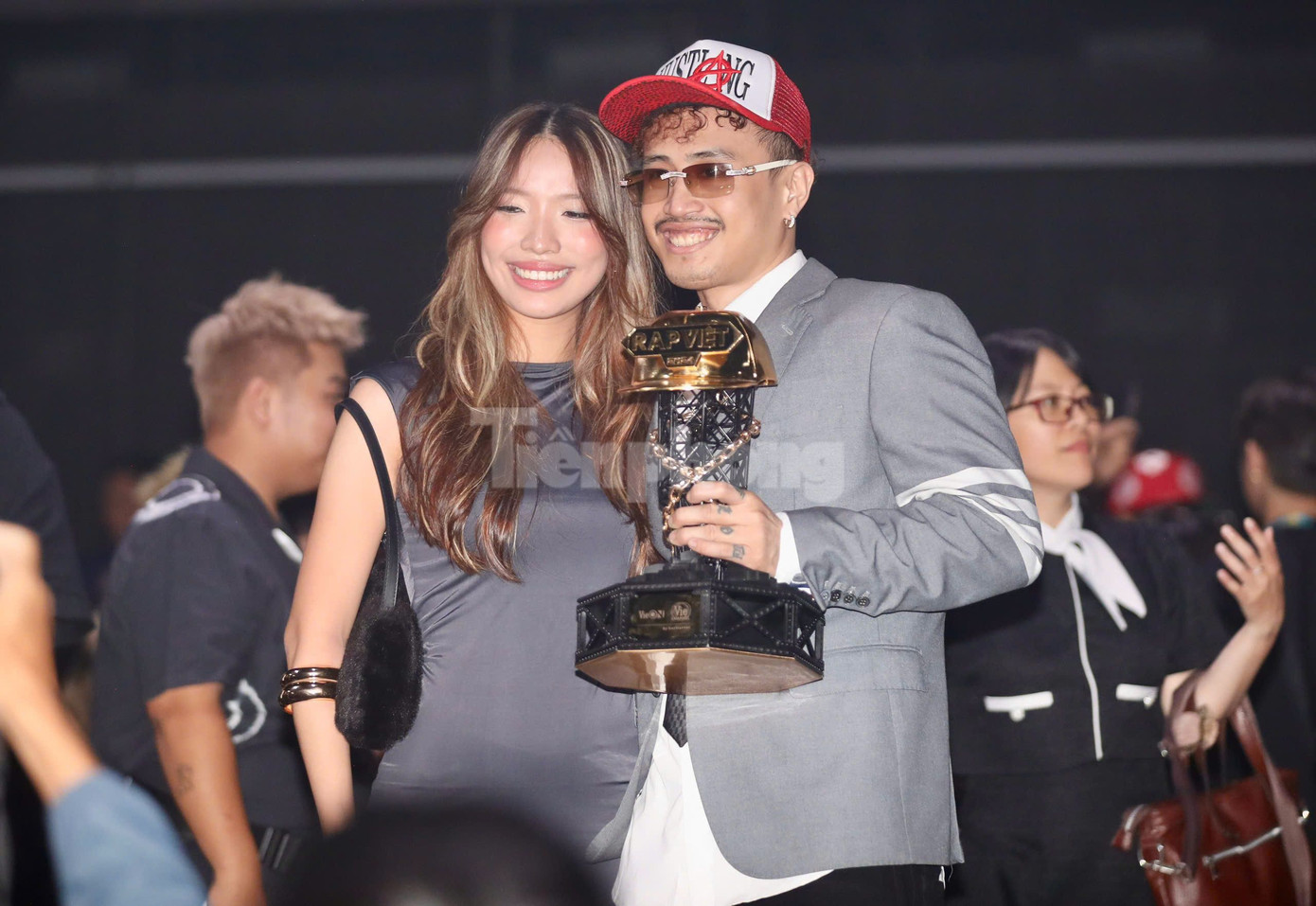 Bạn gái Robber cười tươi trước chiến thắng của bạn trai. Sau khi bị loại ở vòng casting mùa 2, nam rapper trở lại, có sự thay đổi vượt bậc và giành giải quán quân trong thuyết phục.