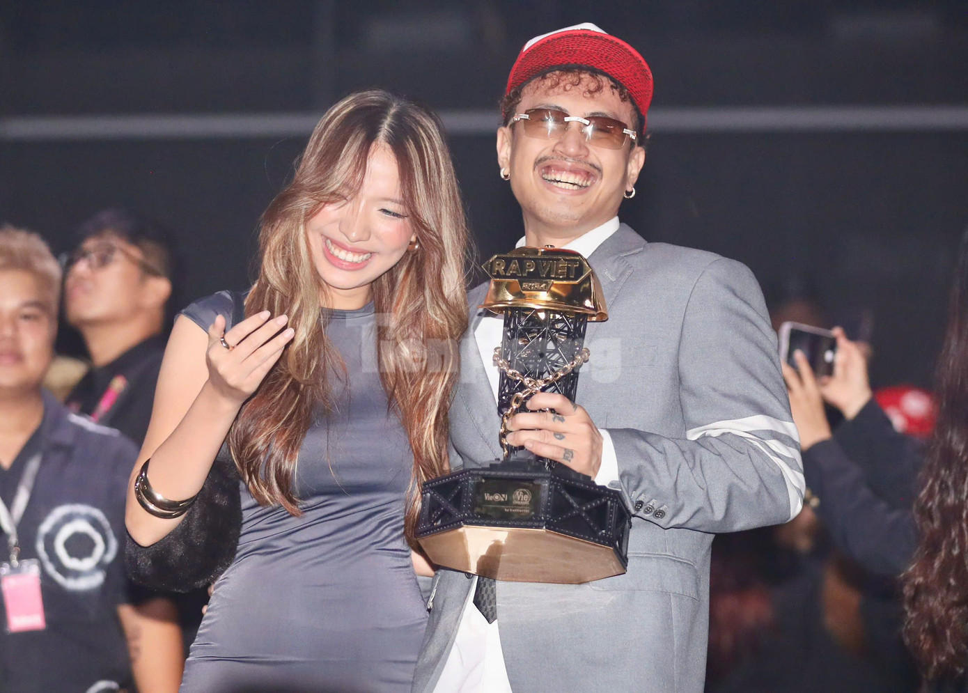 Bạn gái Robber cười tươi trước chiến thắng của bạn trai. Sau khi bị loại ở vòng casting mùa 2, nam rapper trở lại, có sự thay đổi vượt bậc và giành giải quán quân trong thuyết phục.