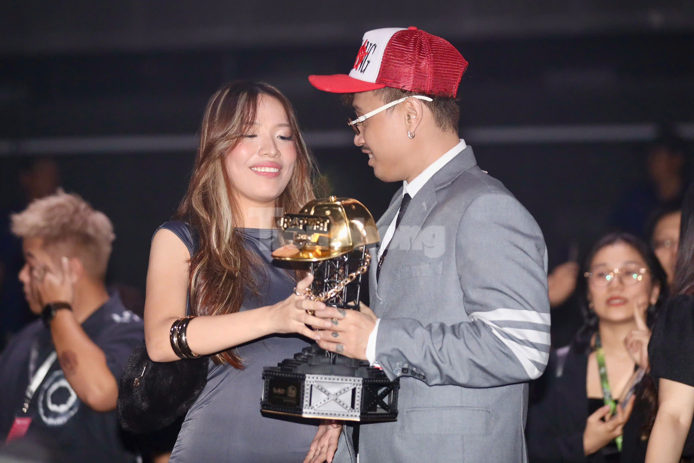 Bạn gái Robber cười tươi trước chiến thắng của bạn trai. Sau khi bị loại ở vòng casting mùa 2, nam rapper trở lại, có sự thay đổi vượt bậc và giành giải quán quân trong thuyết phục.