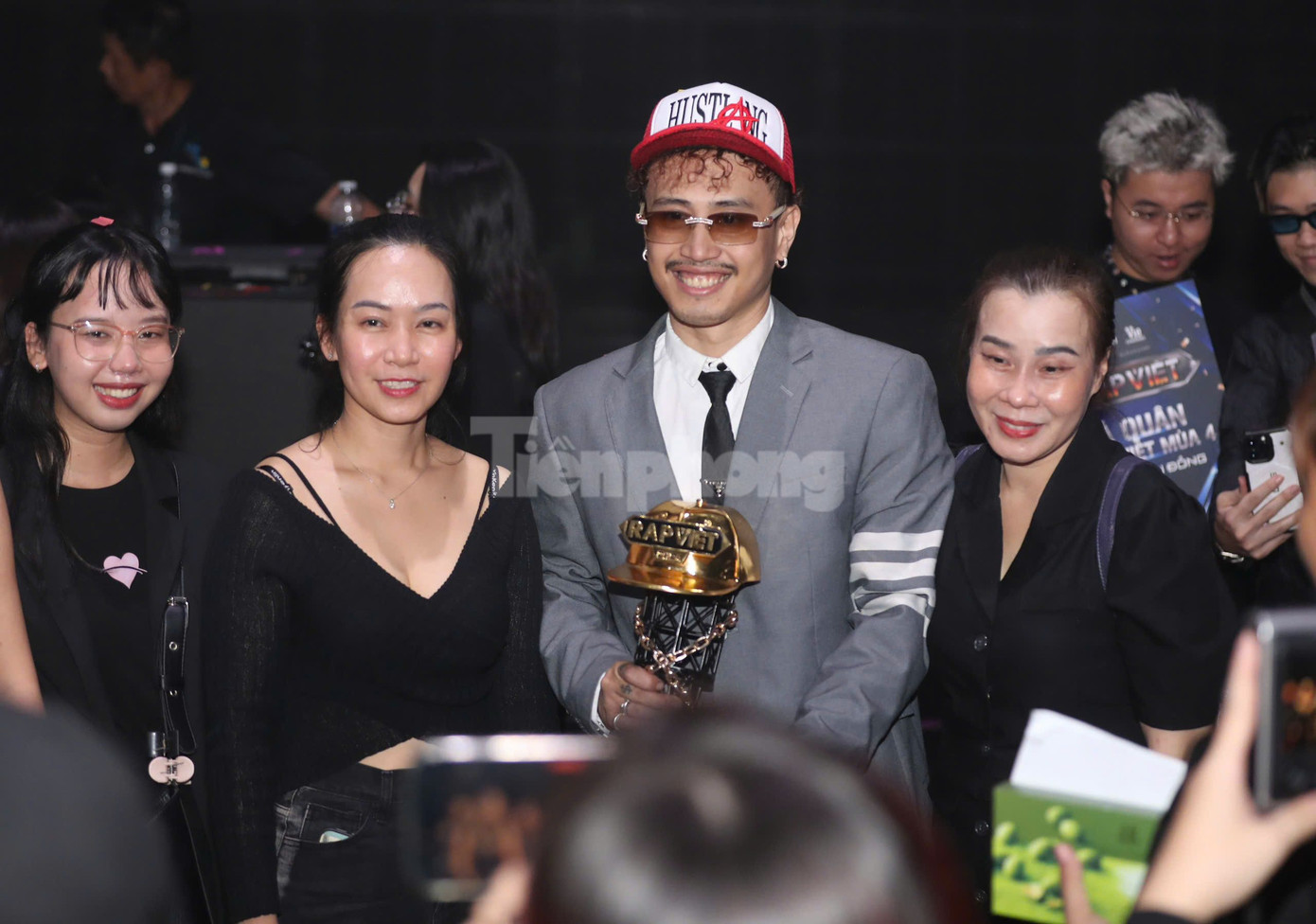 Sau khi được xướng tên cho ngôi vị quán quân Rap Việt tối 14/12, Robber chia sẻ khoảnh khắc đáng nhớ bên gia đình. Tân quán quân Rap Việt liên tục gửi lời cảm ơn đến mẹ (ngoài cùng bên phải) vì luôn tin tưởng để anh có được hôm nay.